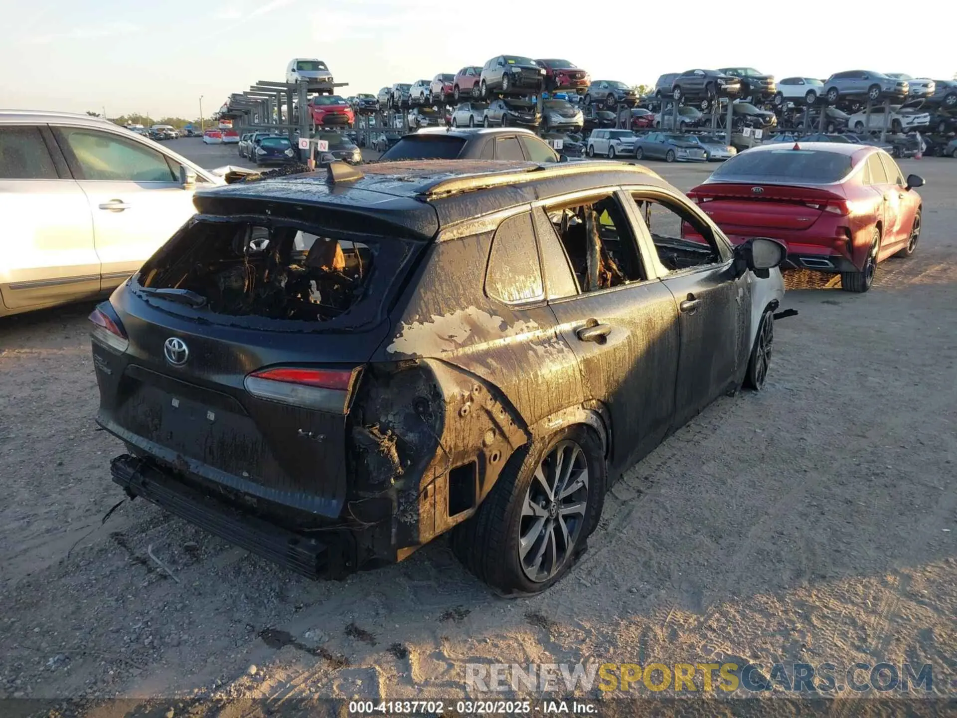 4 Photograph of a damaged car 7MUEAAAGXPV064614 TOYOTA COROLLA CROSS 2023
