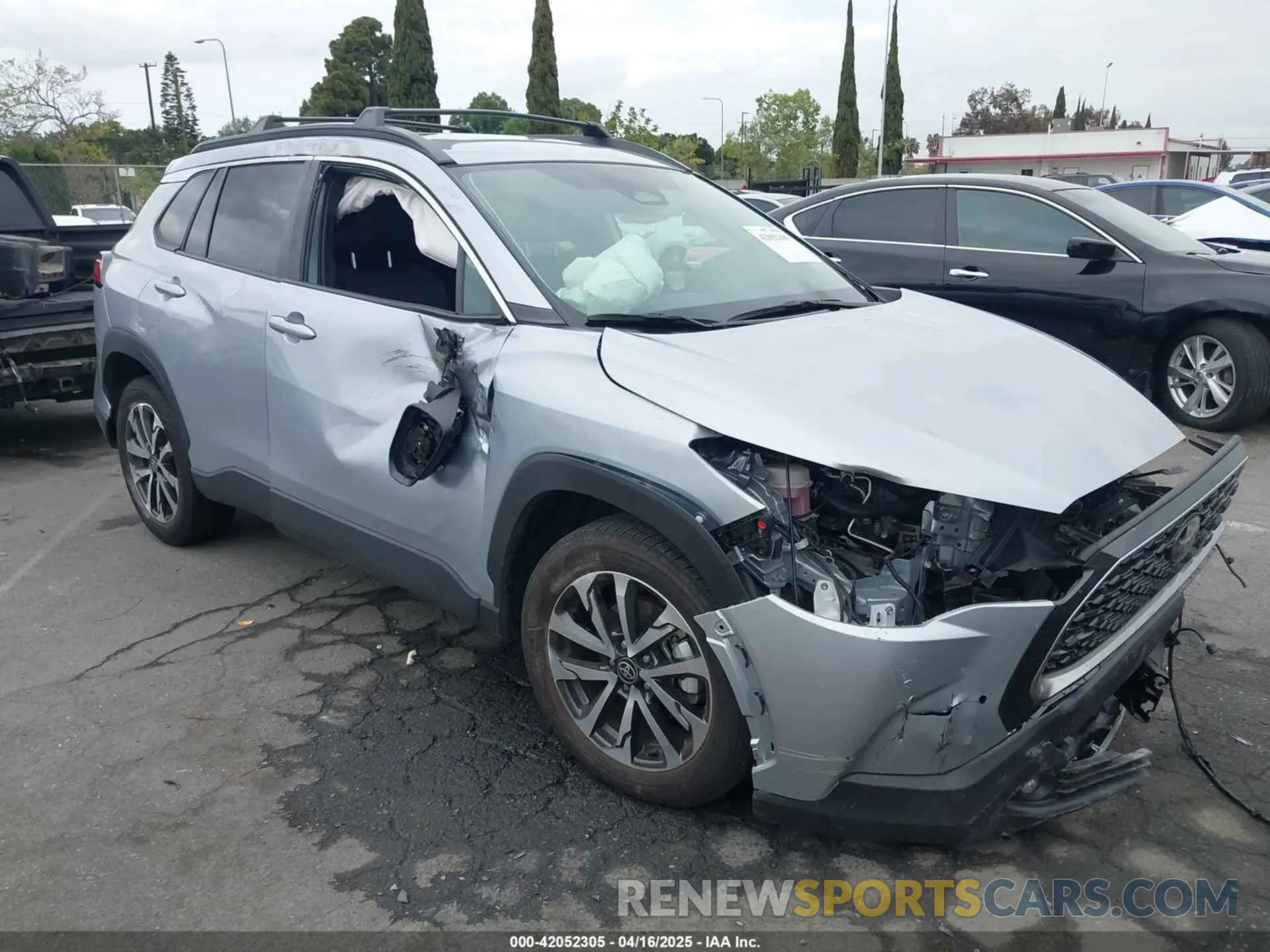 12 Photograph of a damaged car 7MUEAABG8PV077117 TOYOTA COROLLA CROSS 2023