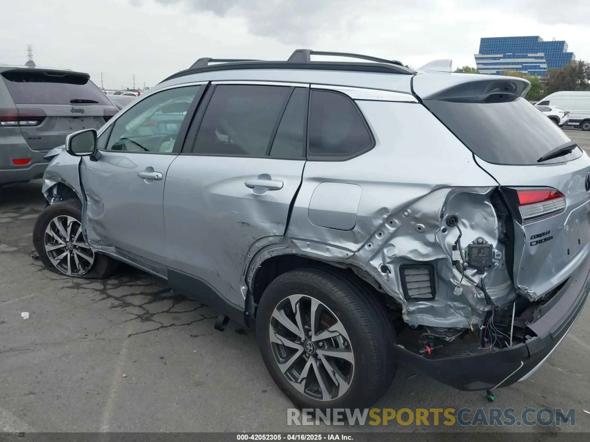 13 Photograph of a damaged car 7MUEAABG8PV077117 TOYOTA COROLLA CROSS 2023