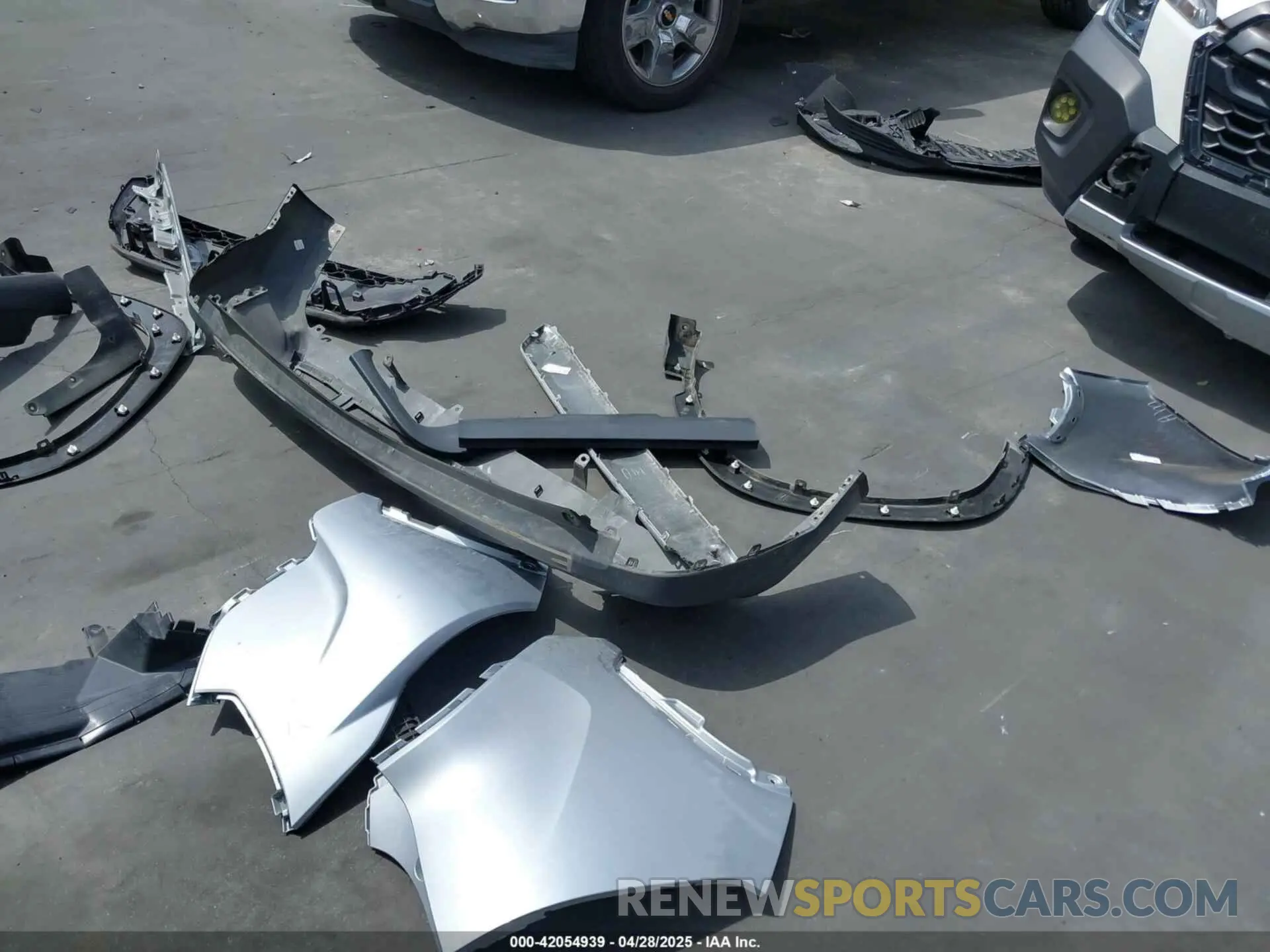 18 Photograph of a damaged car 7MUAAAAG0RV097980 TOYOTA COROLLA CROSS 2024