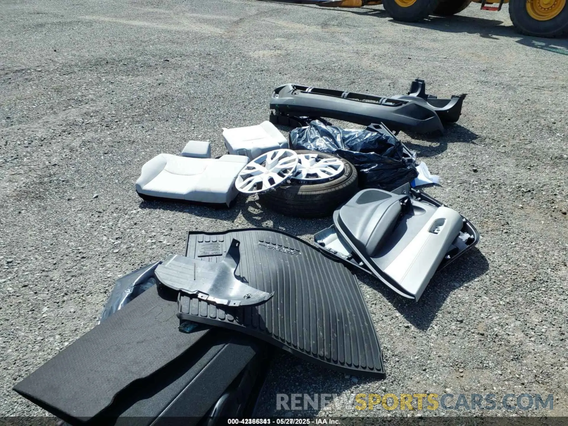 12 Photograph of a damaged car 7MUAAABG9RV105847 TOYOTA COROLLA CROSS 2024