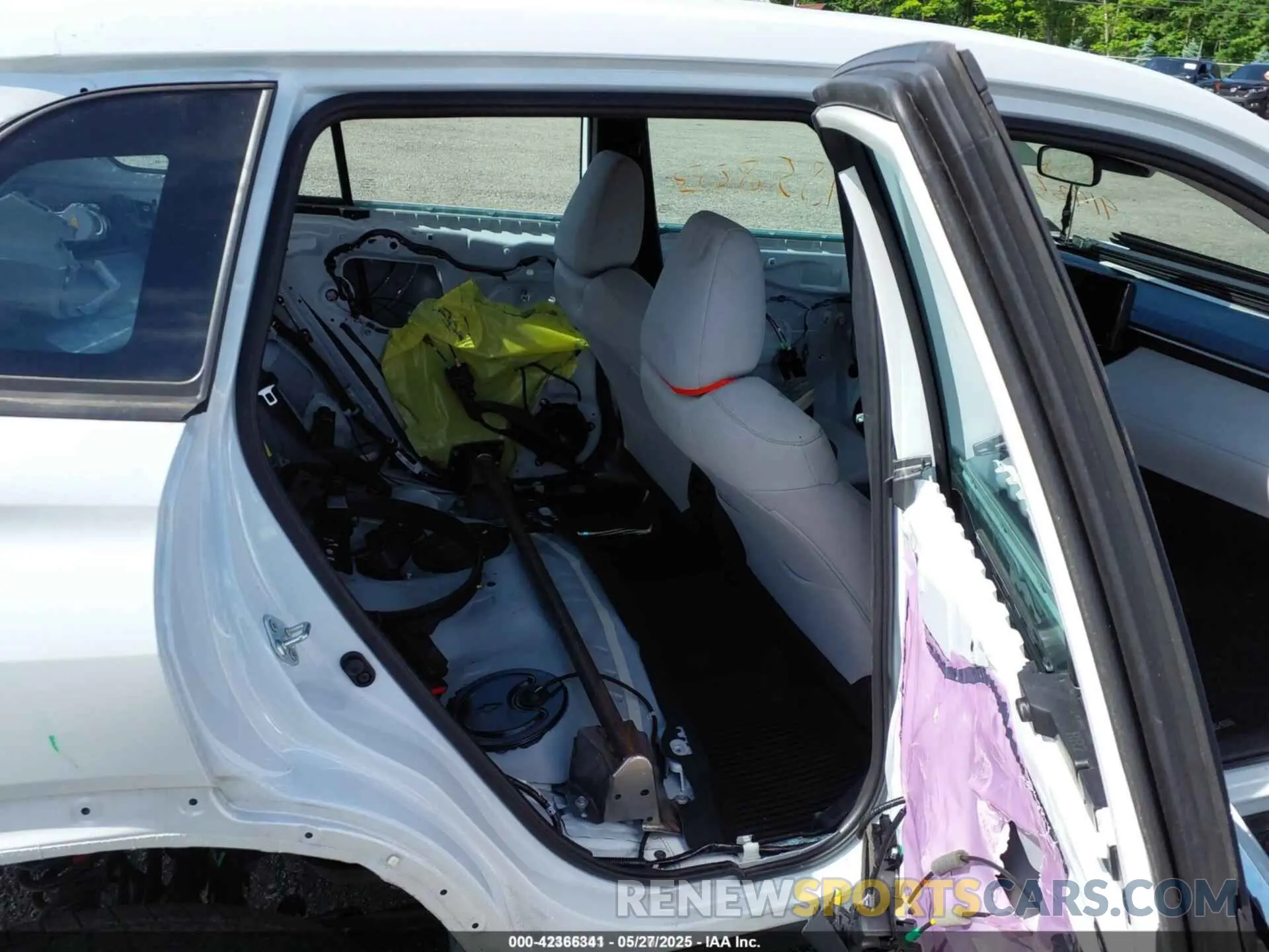8 Photograph of a damaged car 7MUAAABG9RV105847 TOYOTA COROLLA CROSS 2024