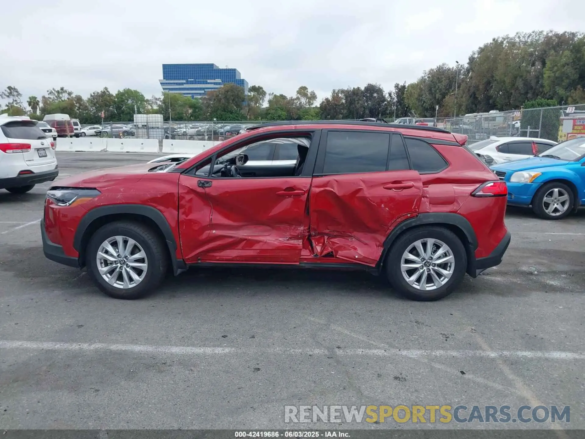 14 Photograph of a damaged car 7MUBAAAG2RV104982 TOYOTA COROLLA CROSS 2024