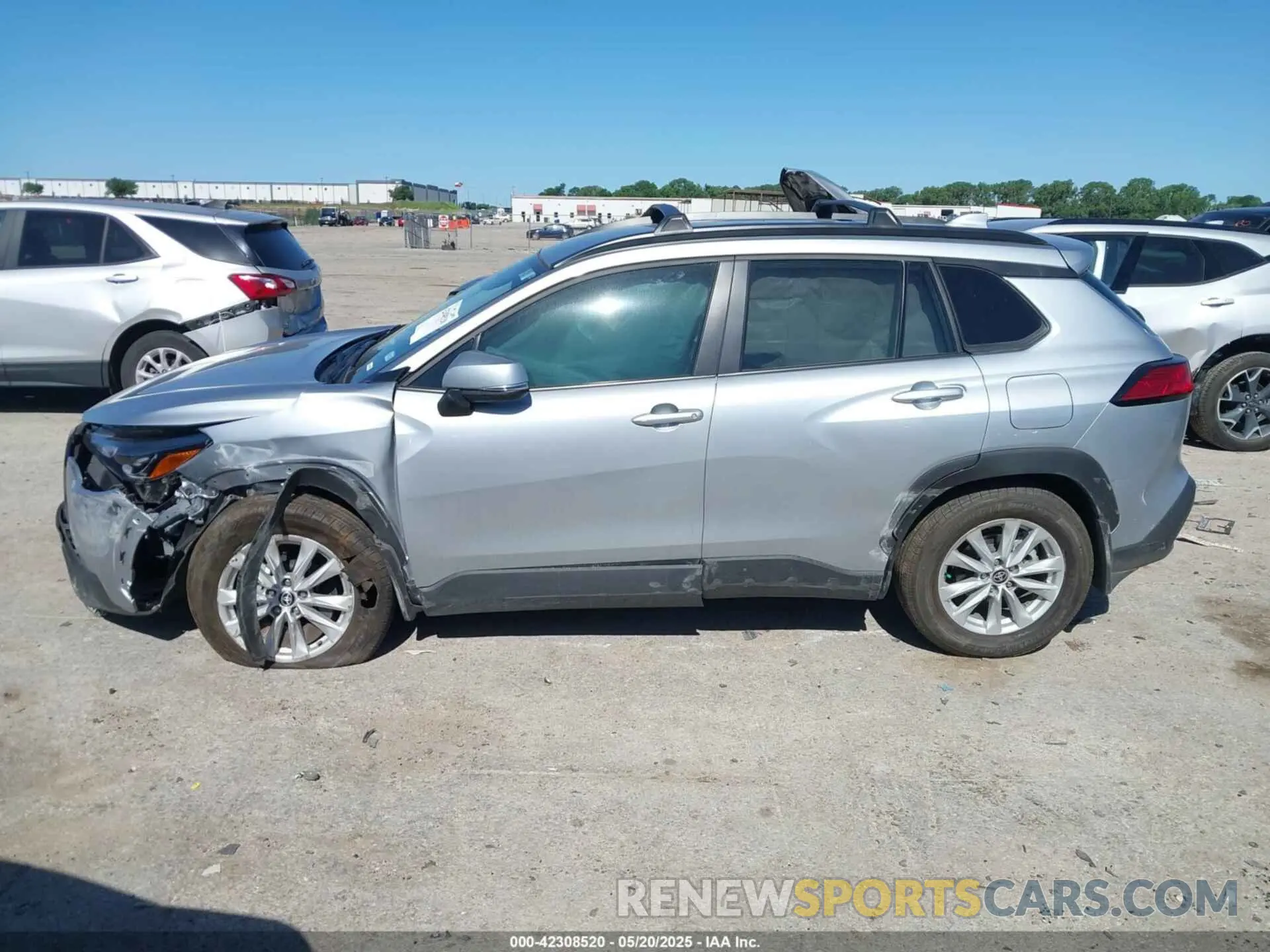 14 Photograph of a damaged car 7MUCAAAG4RV109170 TOYOTA COROLLA CROSS 2024