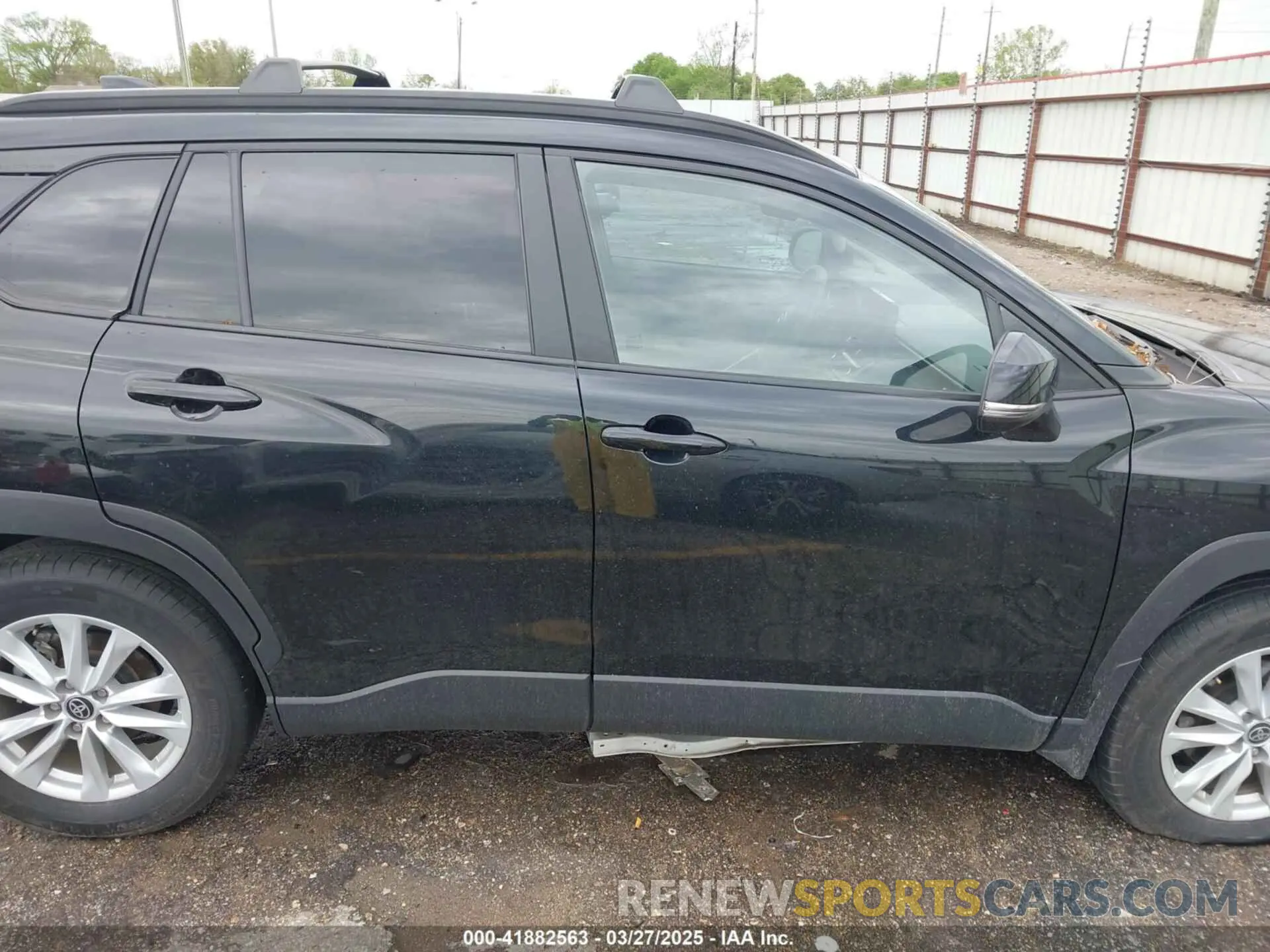 12 Photograph of a damaged car 7MUCAAAGXRV086008 TOYOTA COROLLA CROSS 2024