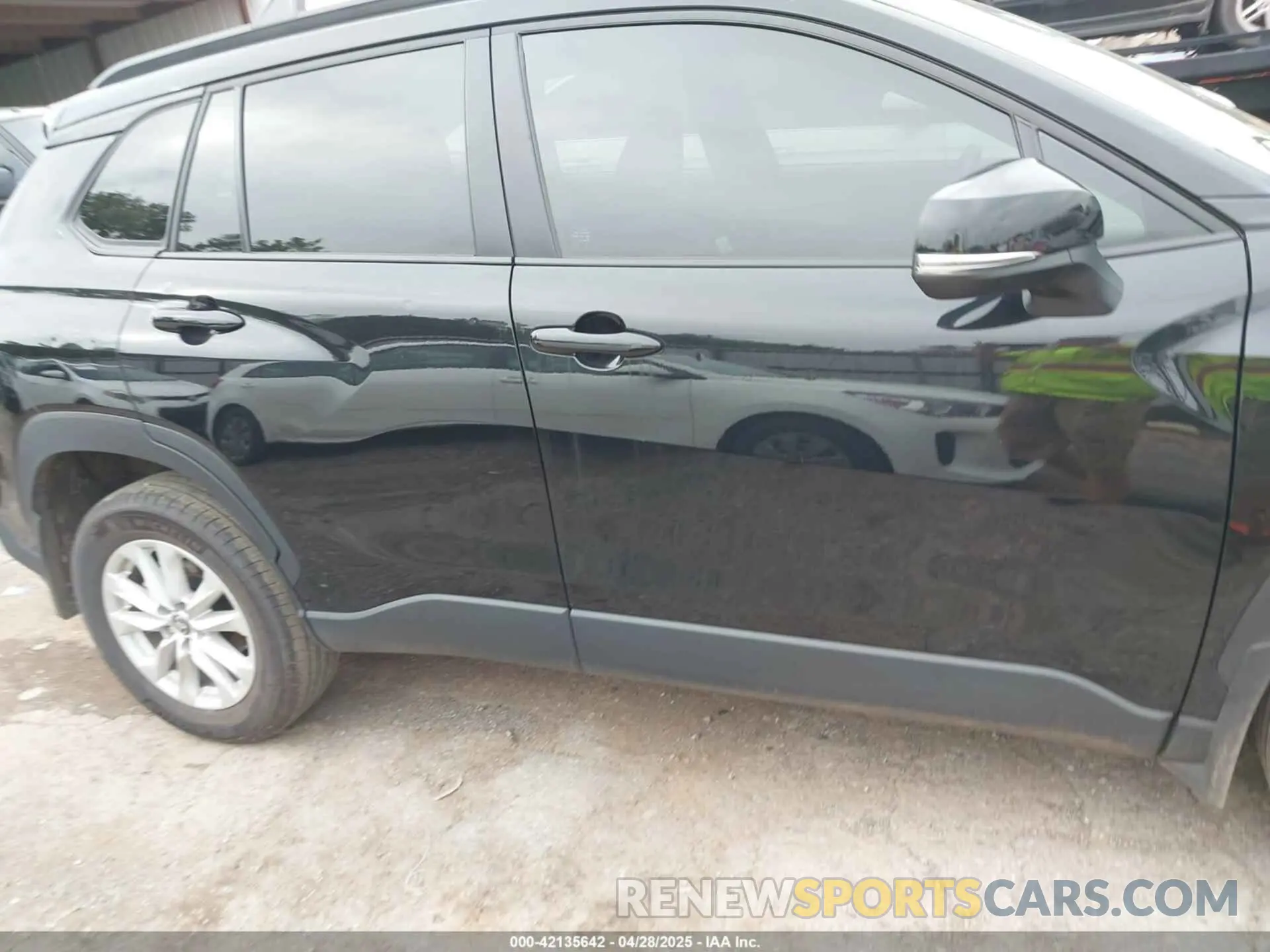 13 Photograph of a damaged car 7MUCAAAGXRV093363 TOYOTA COROLLA CROSS 2024