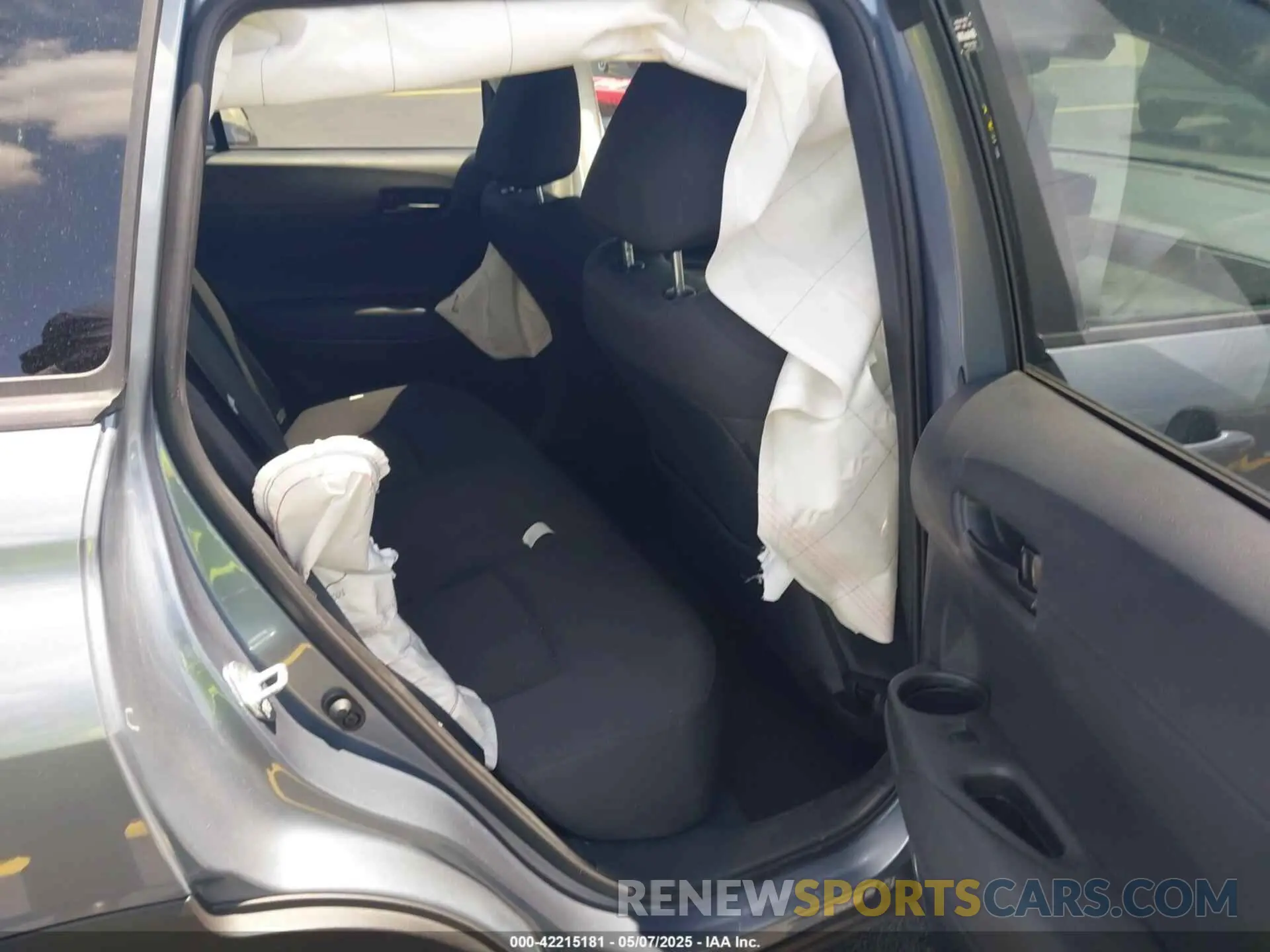 8 Photograph of a damaged car 7MUCAABG2RV104113 TOYOTA COROLLA CROSS 2024