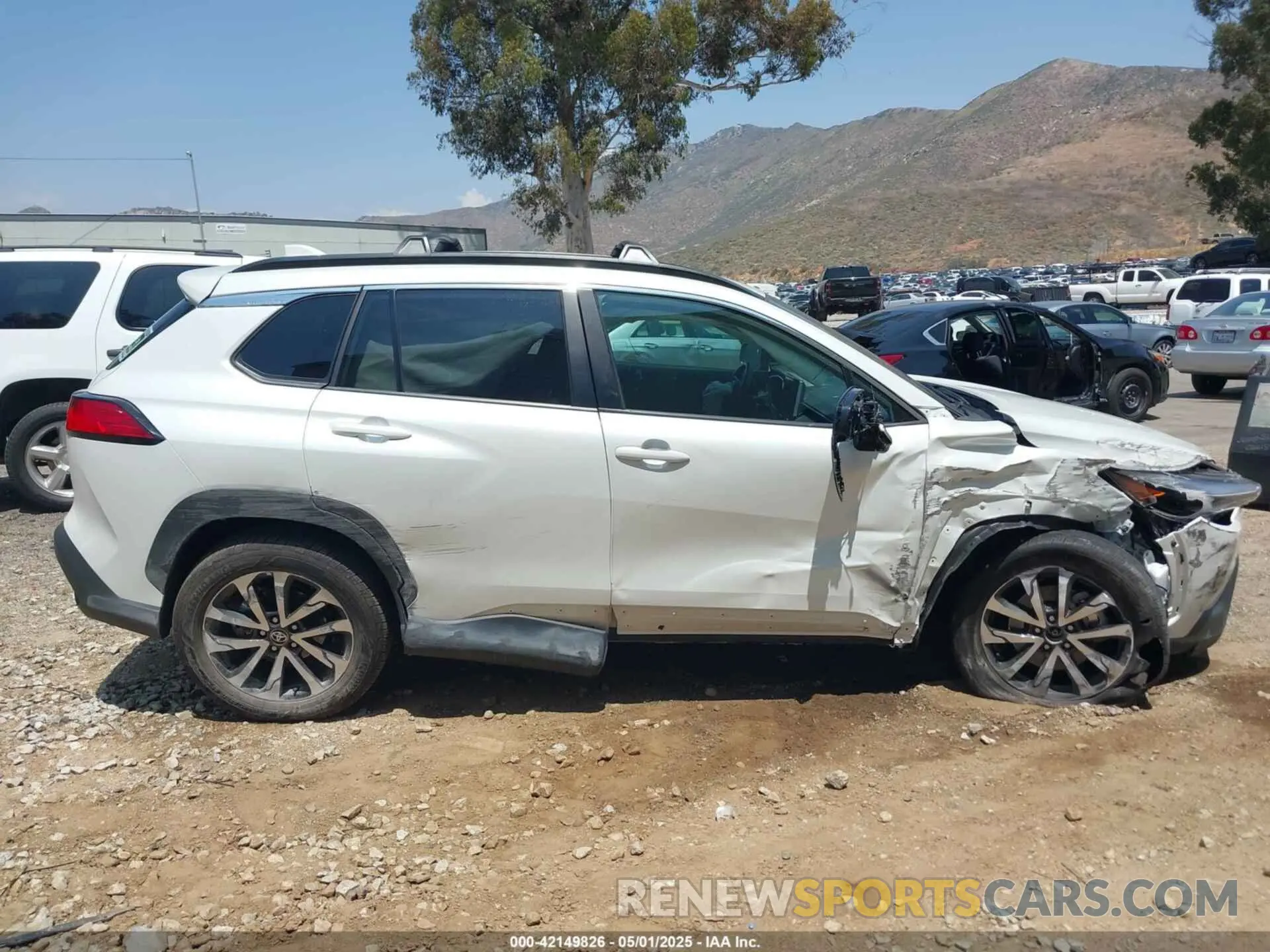 12 Photograph of a damaged car 7MUDAAAG5RV087538 TOYOTA COROLLA CROSS 2024