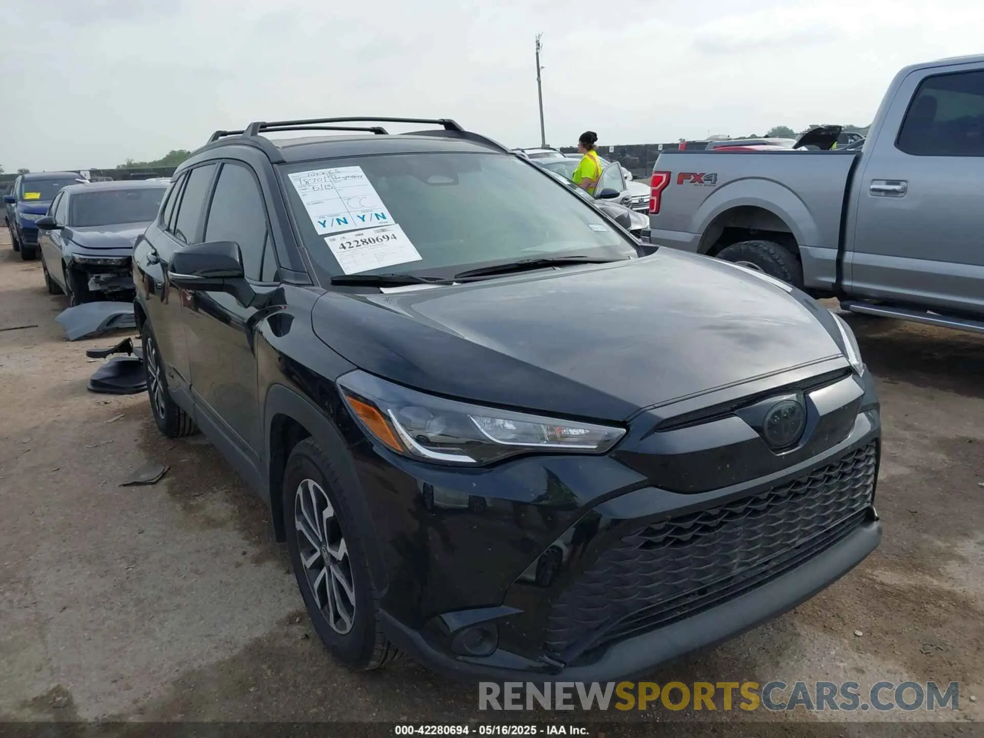 1 Photograph of a damaged car 7MUFBABG7RV032335 TOYOTA COROLLA CROSS HYBRID 2024