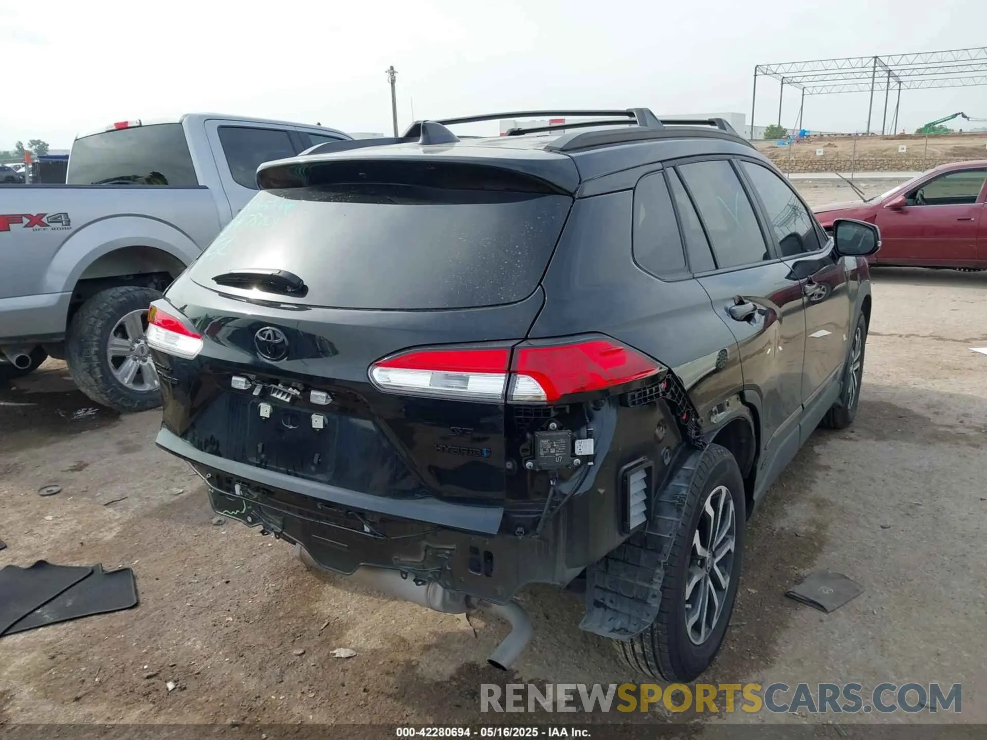 4 Photograph of a damaged car 7MUFBABG7RV032335 TOYOTA COROLLA CROSS HYBRID 2024