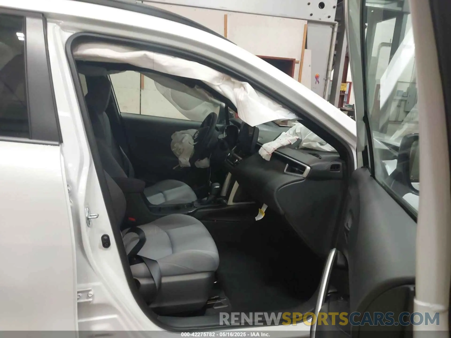5 Photograph of a damaged car 7MUFBABG6SV073108 TOYOTA COROLLA CROSS HYBRID 2025