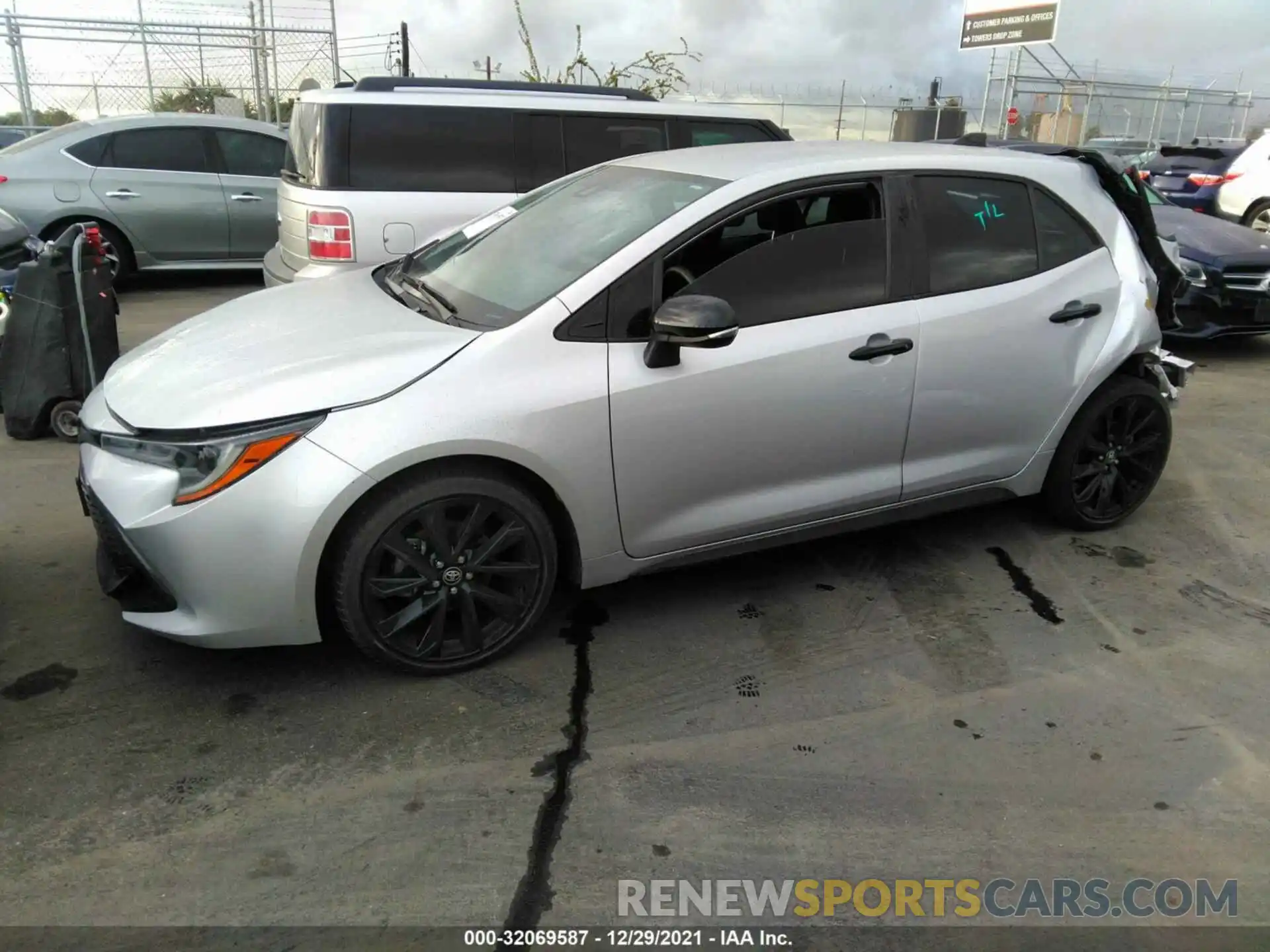 2 Photograph of a damaged car JTND4RBE4L3090383 TOYOTA COROLLA HATCHBACK 2020