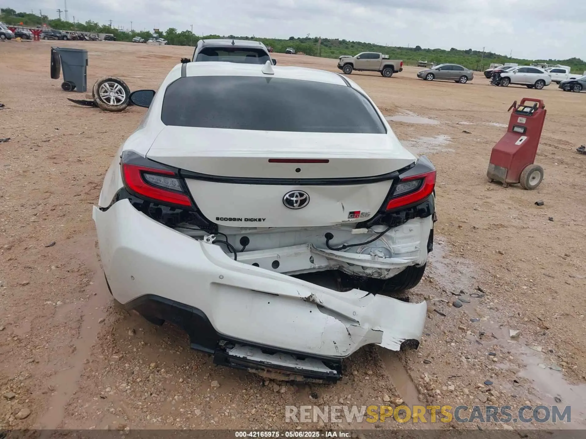 16 Photograph of a damaged car JF1ZNBC1XN8755650 TOYOTA GR86 2022