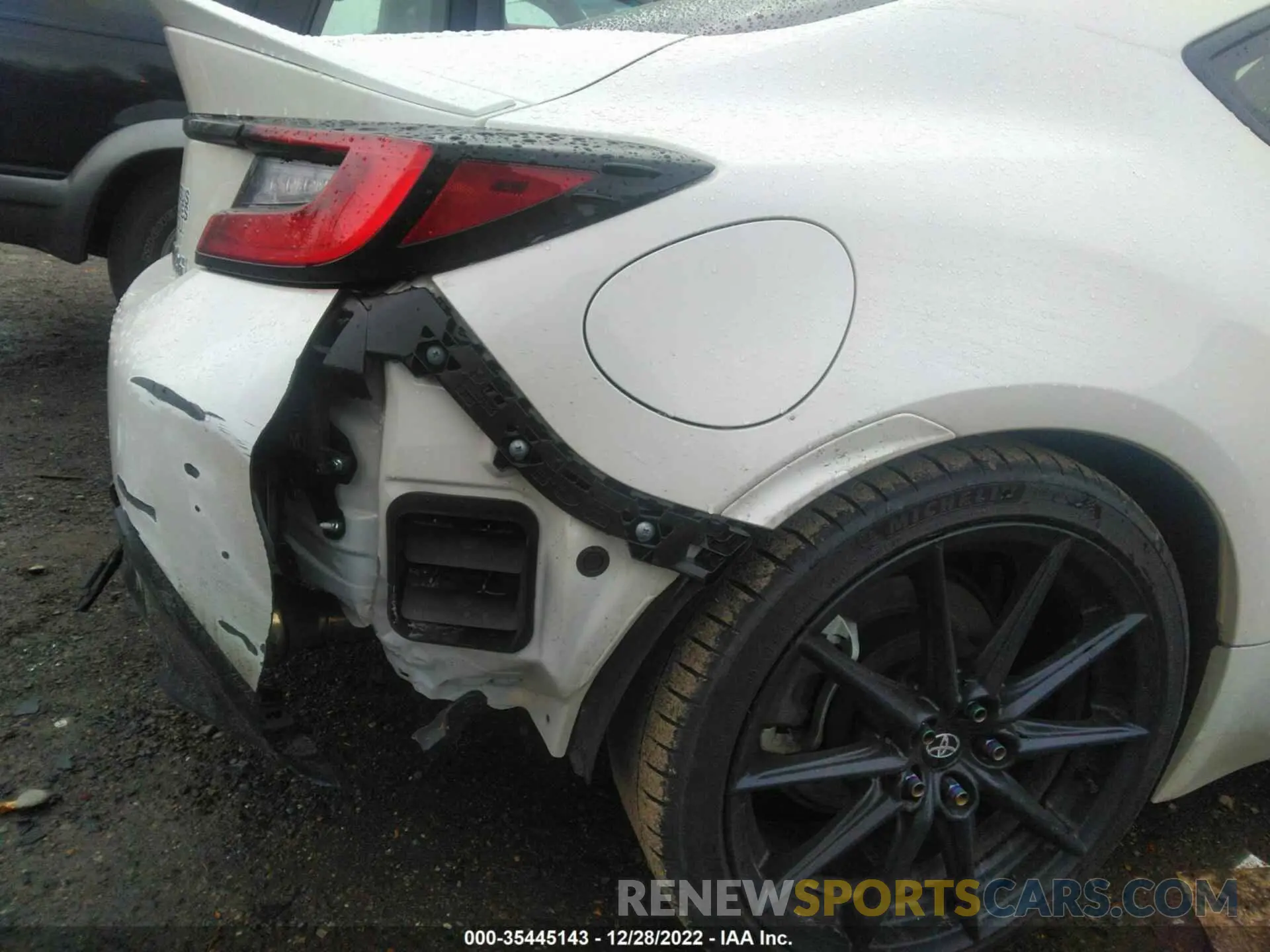 6 Photograph of a damaged car JF1ZNBE17N9754186 TOYOTA GR86 2022