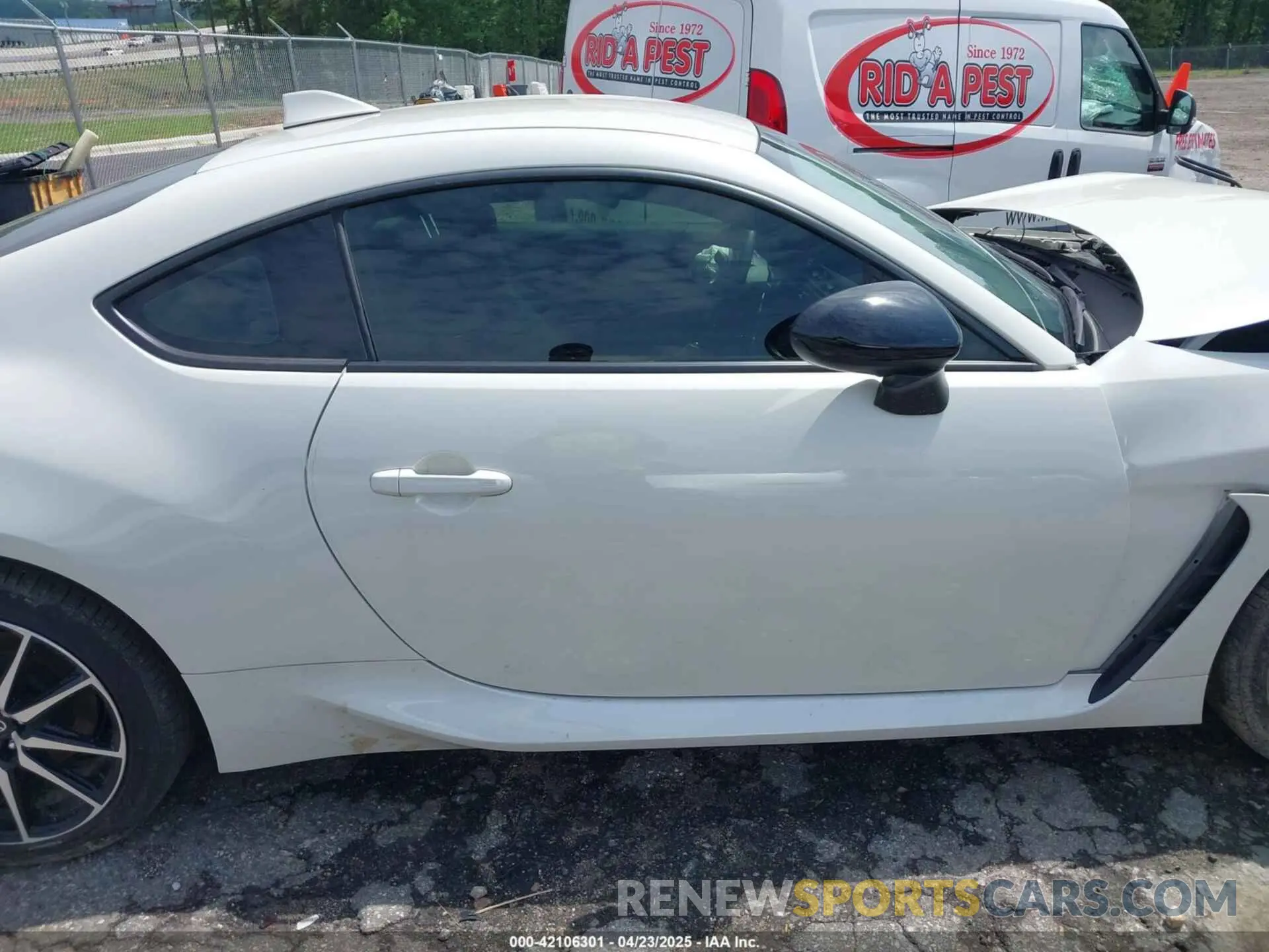 13 Photograph of a damaged car JF1ZNBB1XP9761818 TOYOTA GR86 2023