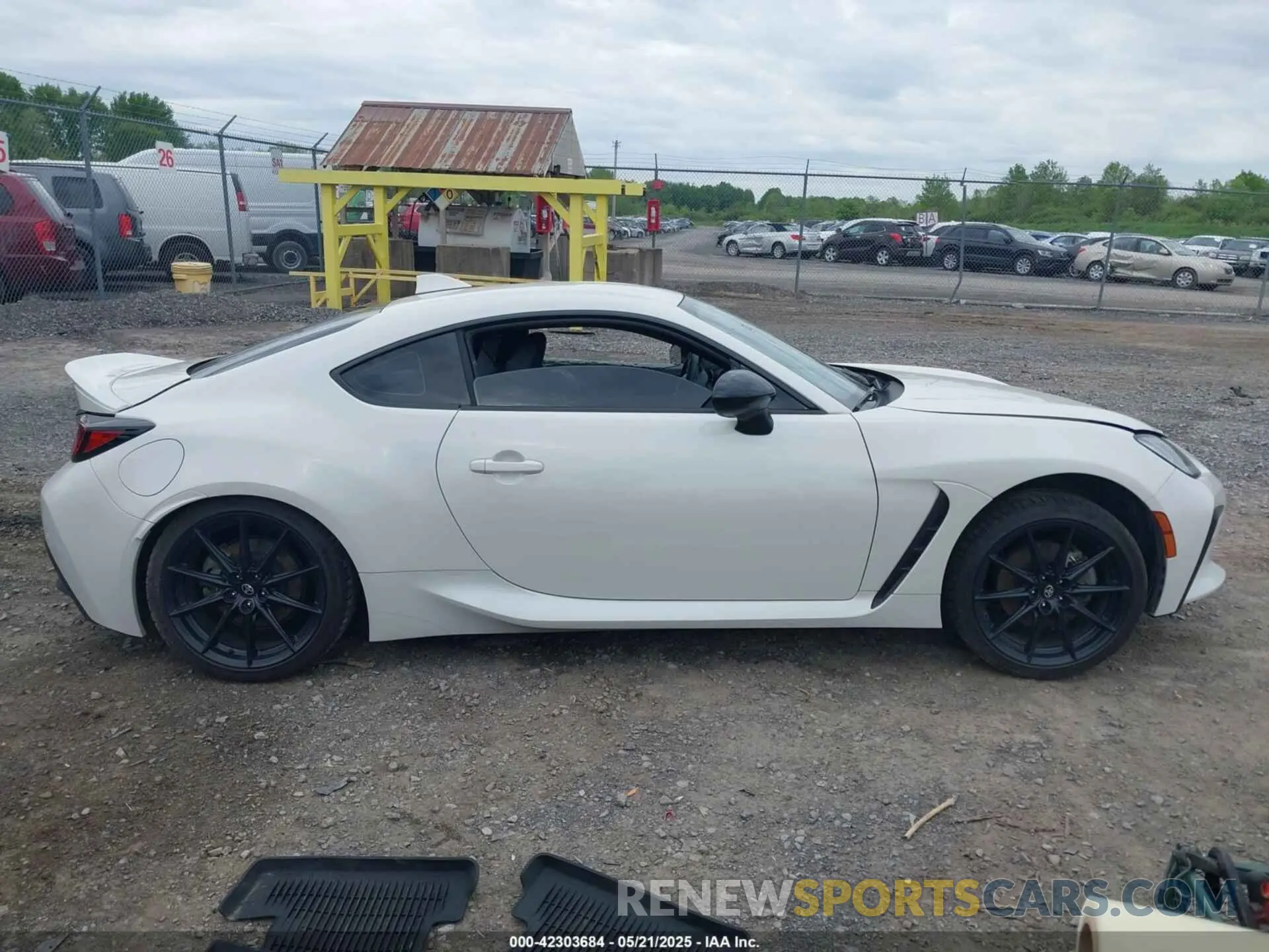 14 Photograph of a damaged car JF1ZNBE13R8758585 TOYOTA GR86 2024