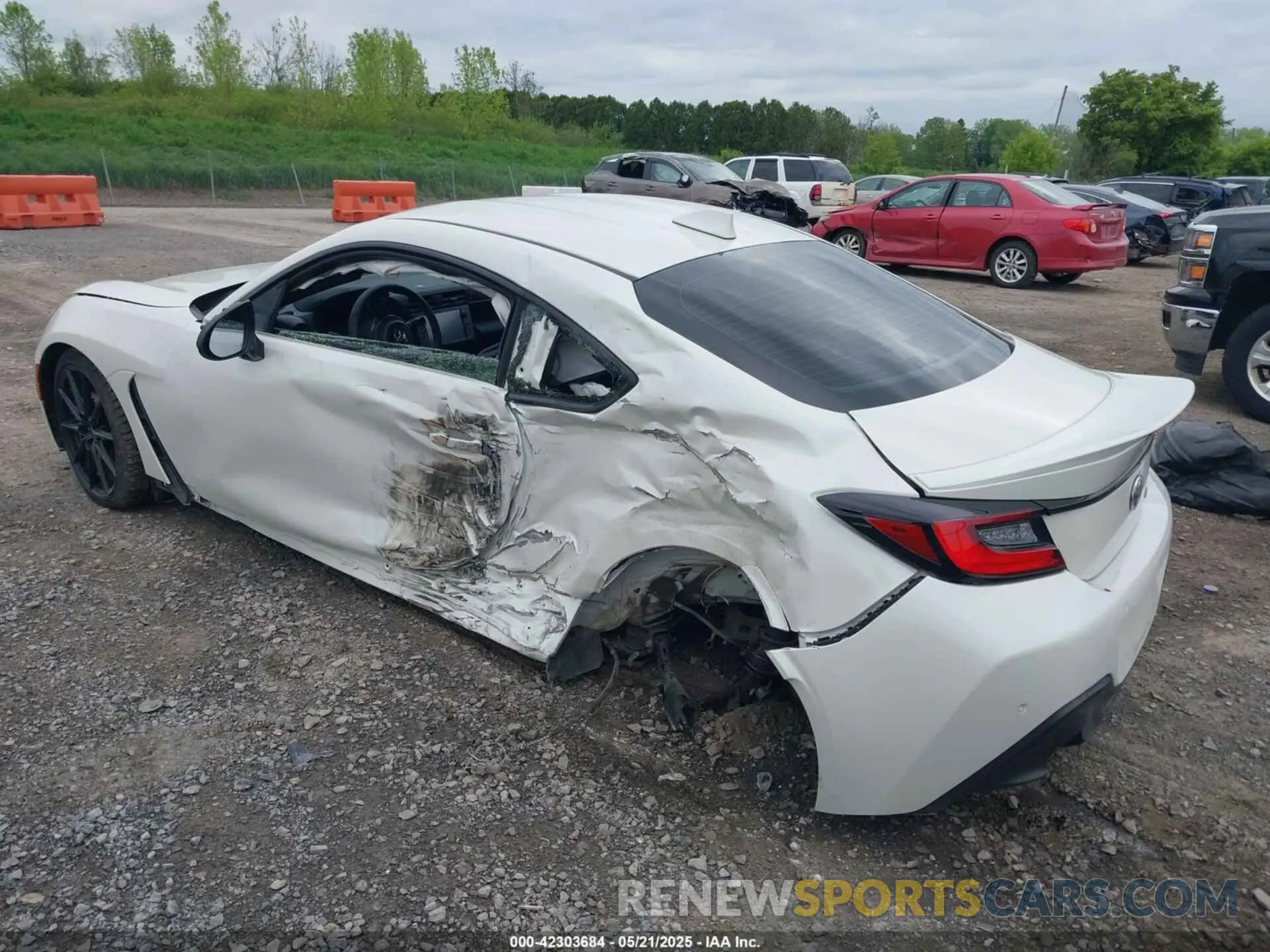 3 Photograph of a damaged car JF1ZNBE13R8758585 TOYOTA GR86 2024