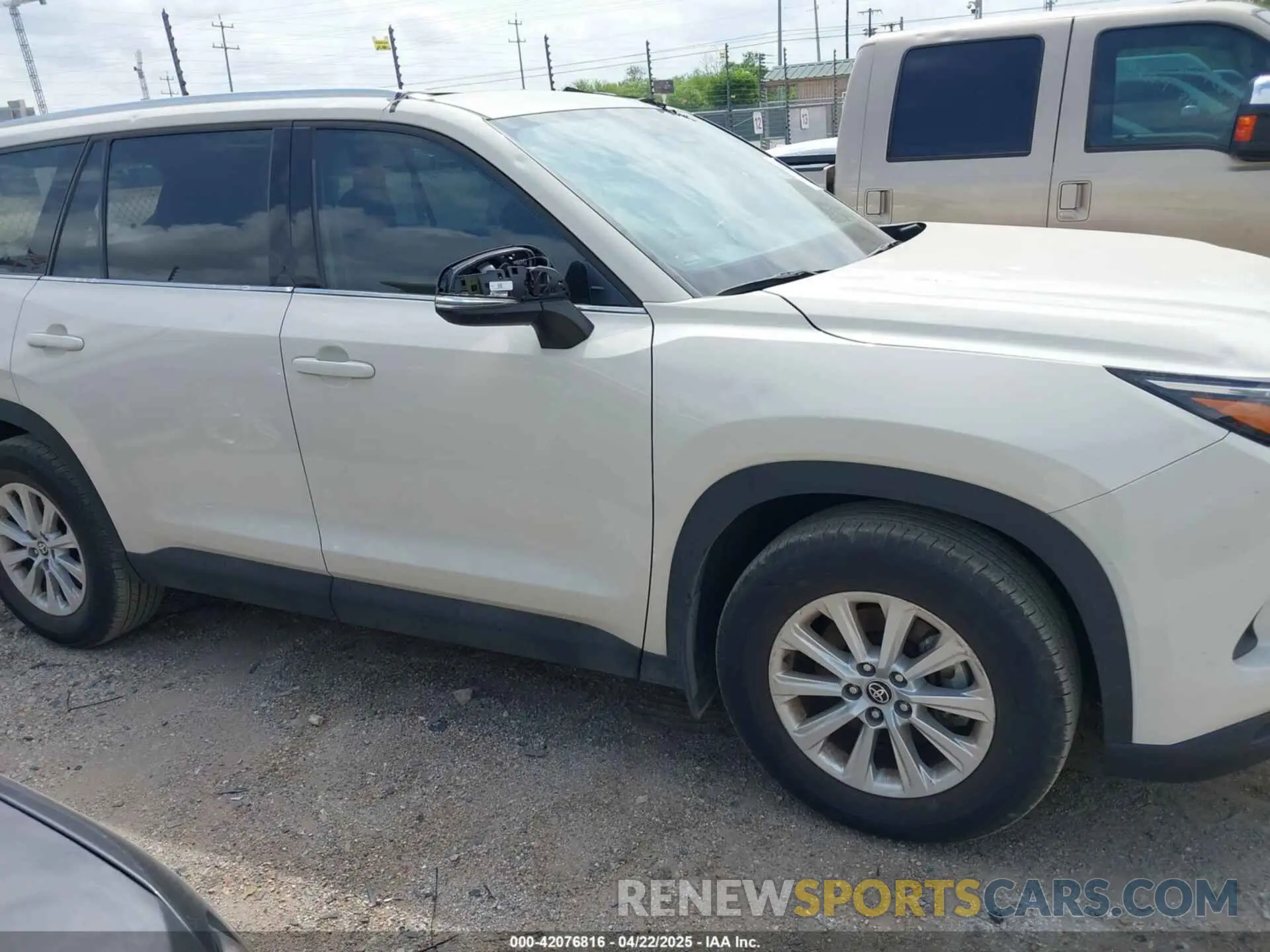13 Photograph of a damaged car 5TDAAAA58RS005345 TOYOTA GRAND HIGHLANDER 2024