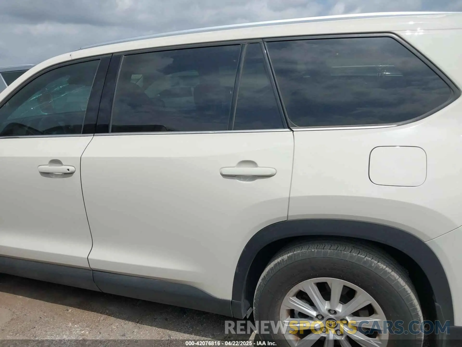 14 Photograph of a damaged car 5TDAAAA58RS005345 TOYOTA GRAND HIGHLANDER 2024
