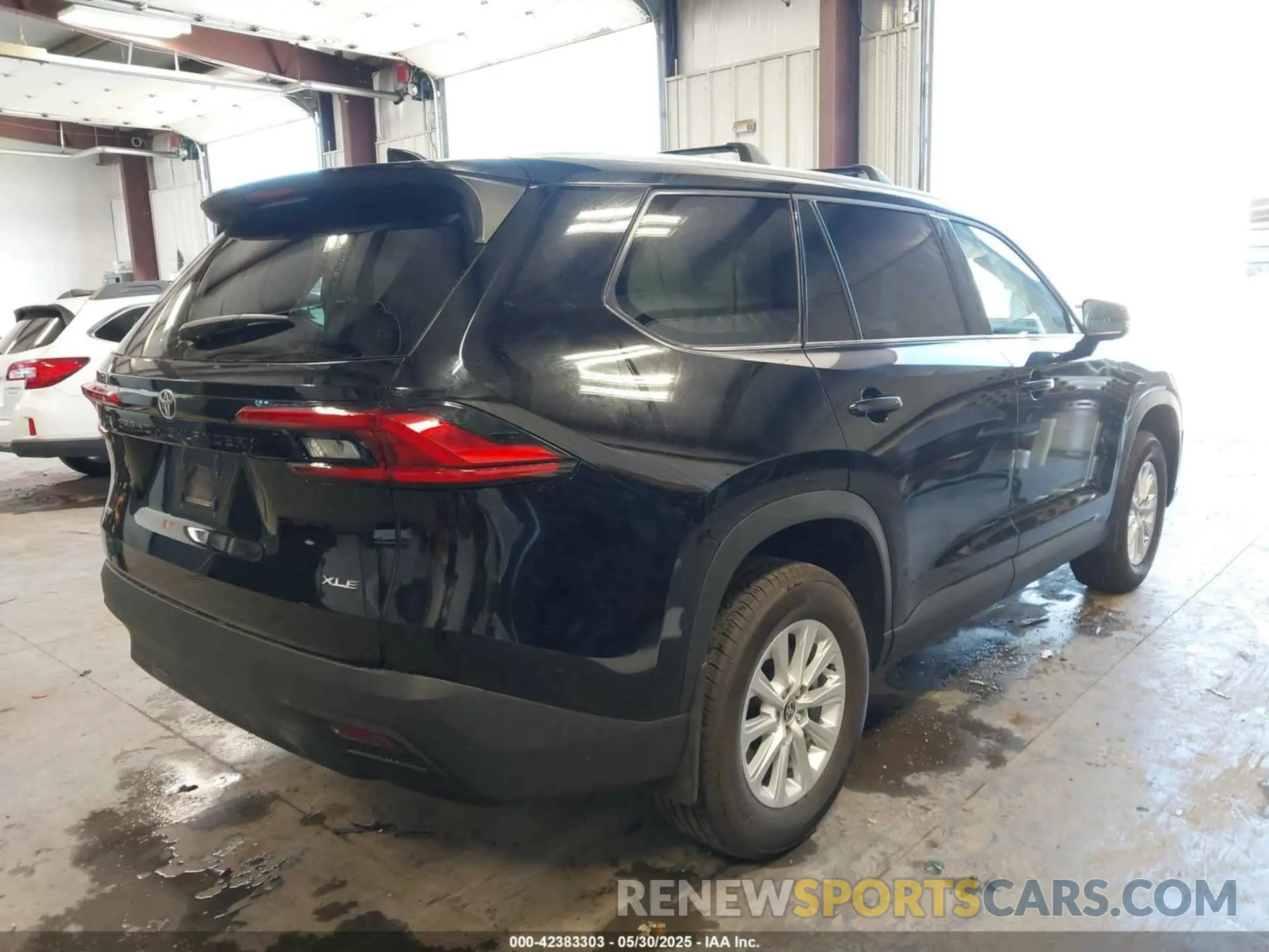 4 Photograph of a damaged car 5TDAAAB50RS069927 TOYOTA GRAND HIGHLANDER 2024