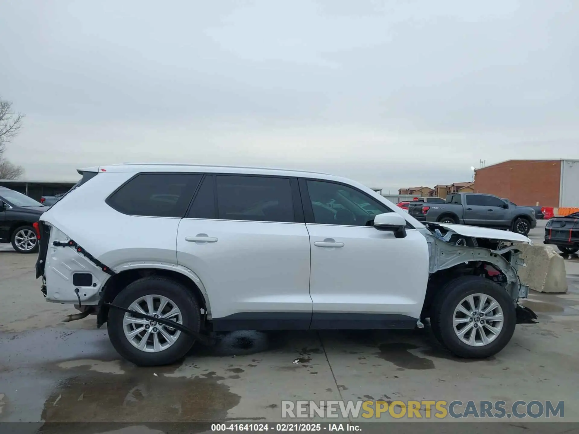 14 Photograph of a damaged car 5TDAAAB52RS059190 TOYOTA GRAND HIGHLANDER 2024