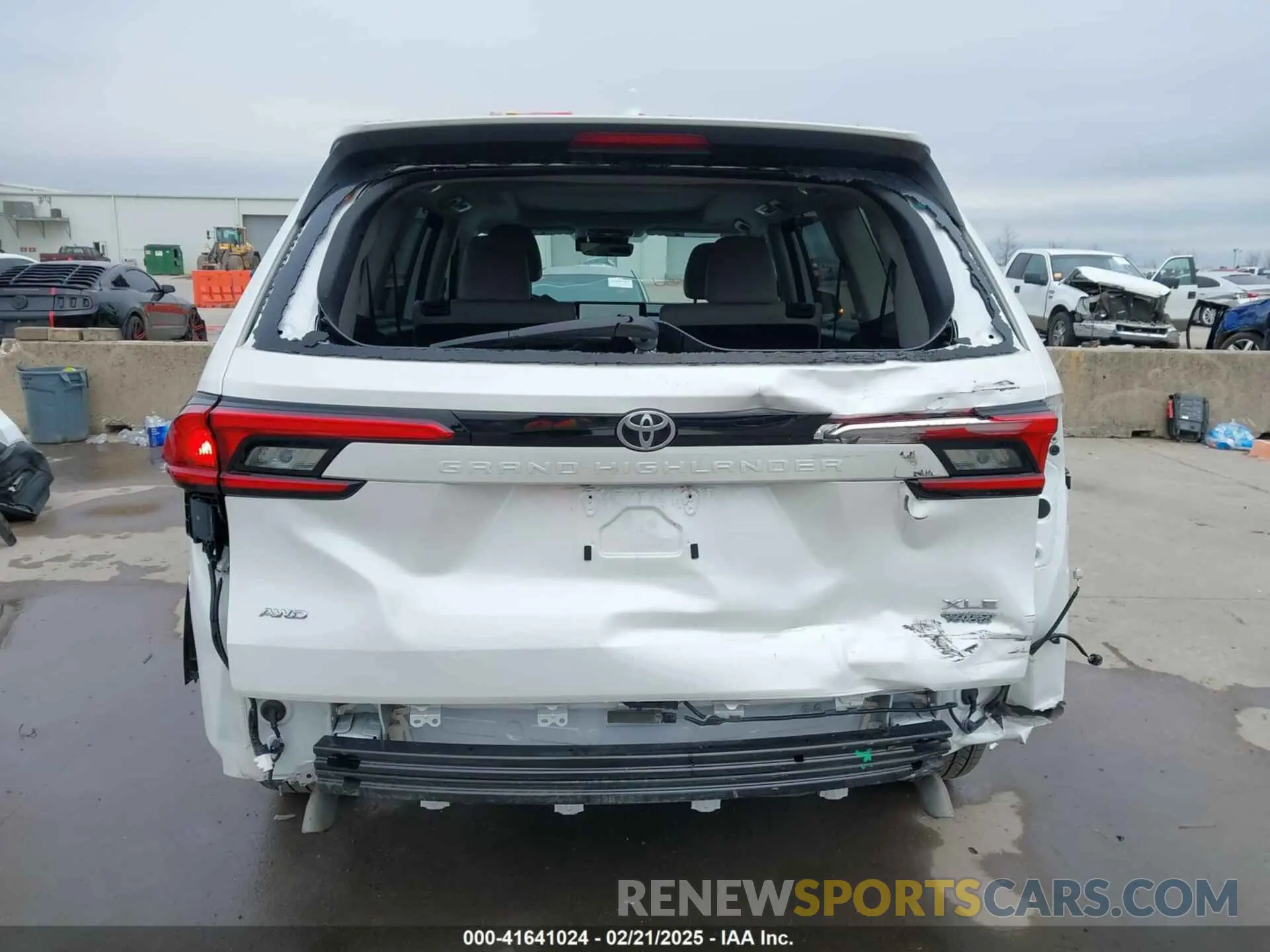 17 Photograph of a damaged car 5TDAAAB52RS059190 TOYOTA GRAND HIGHLANDER 2024