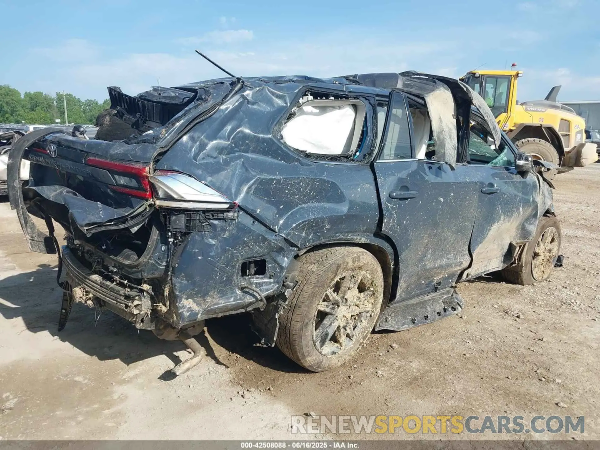 4 Photograph of a damaged car 5TDAAAB52RS069010 TOYOTA GRAND HIGHLANDER 2024