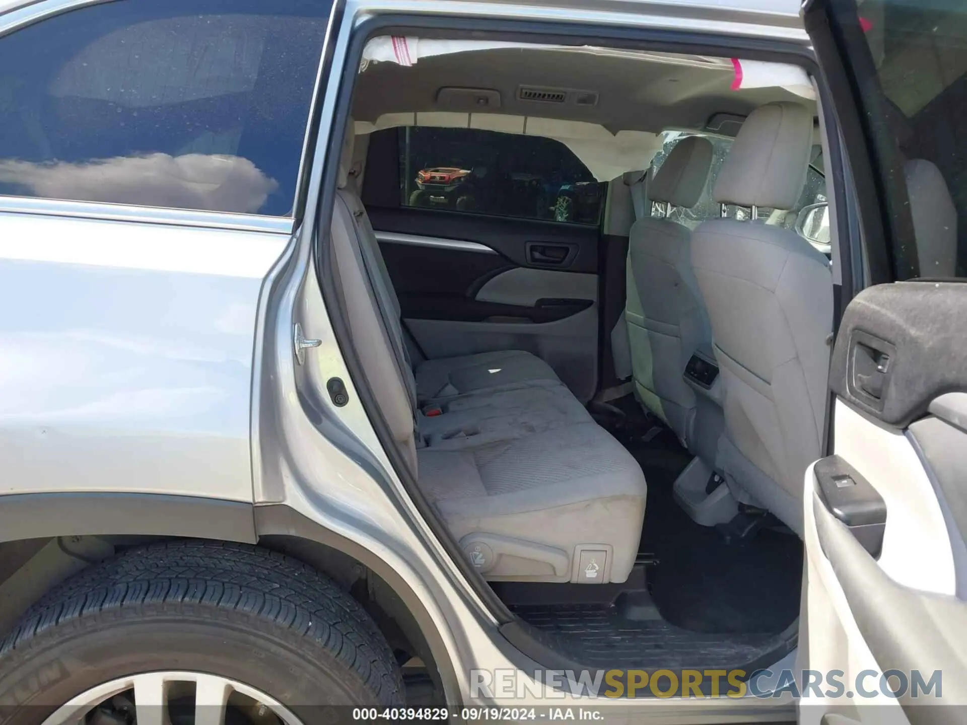 8 Photograph of a damaged car 5TDZARFHXGS021838 TOYOTA HIGHLANDER 2016