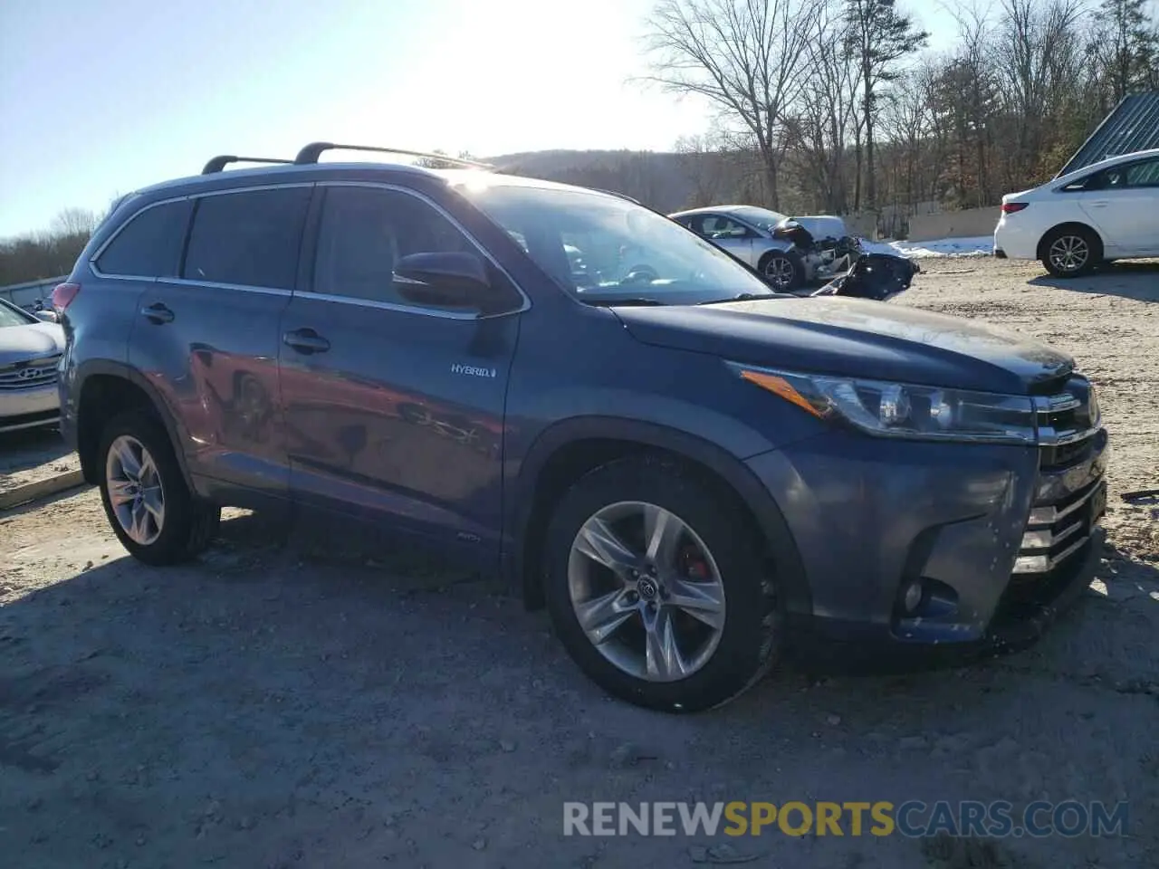 4 Photograph of a damaged car 5TDDGRFHXHS022739 TOYOTA HIGHLANDER 2017