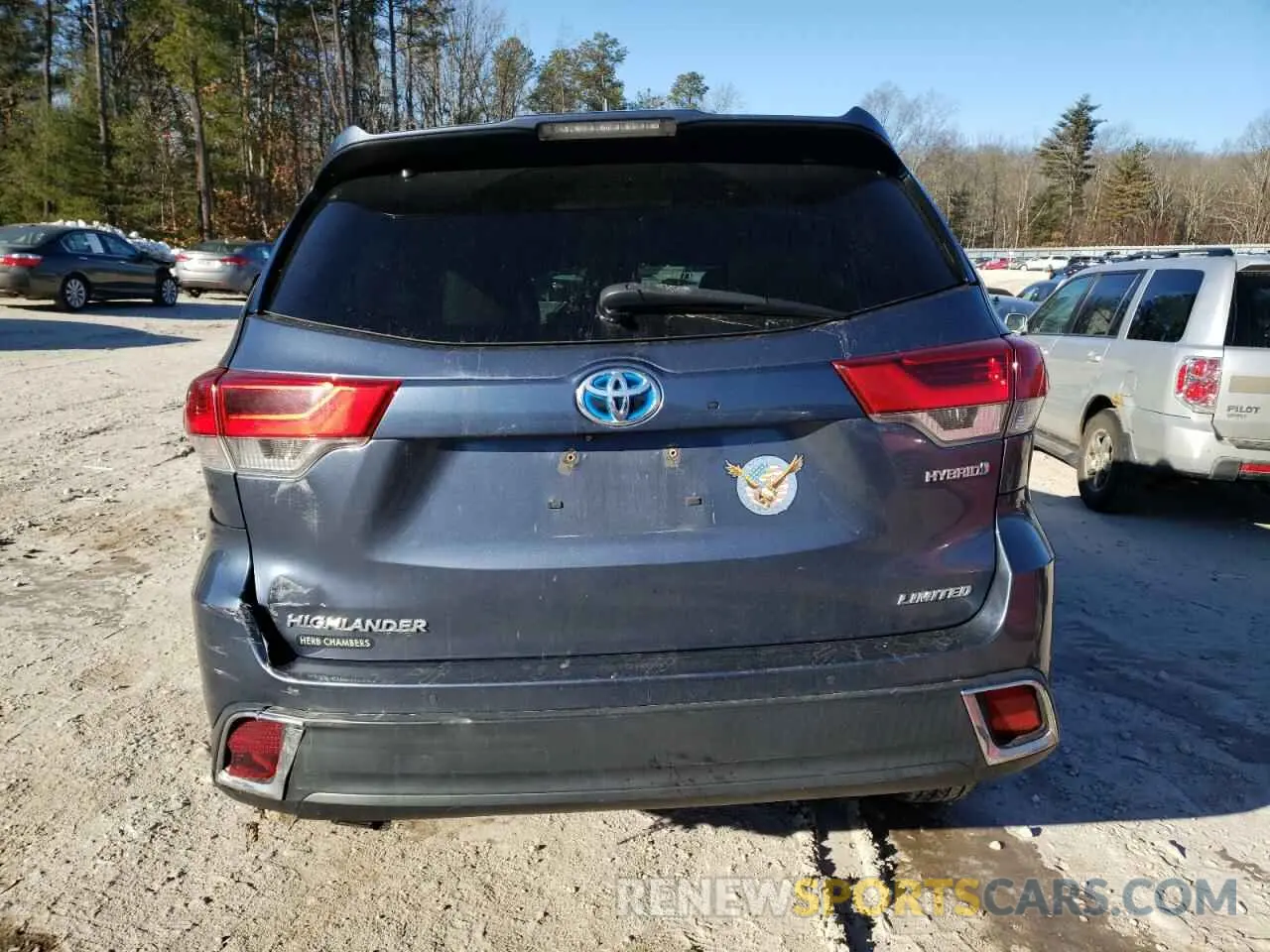 6 Photograph of a damaged car 5TDDGRFHXHS022739 TOYOTA HIGHLANDER 2017