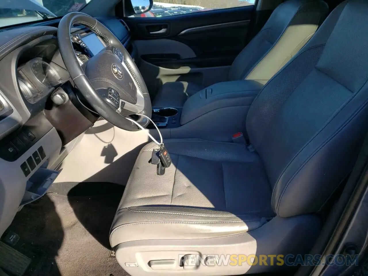 7 Photograph of a damaged car 5TDDGRFHXHS022739 TOYOTA HIGHLANDER 2017