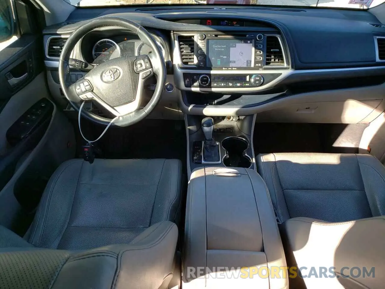 8 Photograph of a damaged car 5TDDGRFHXHS022739 TOYOTA HIGHLANDER 2017