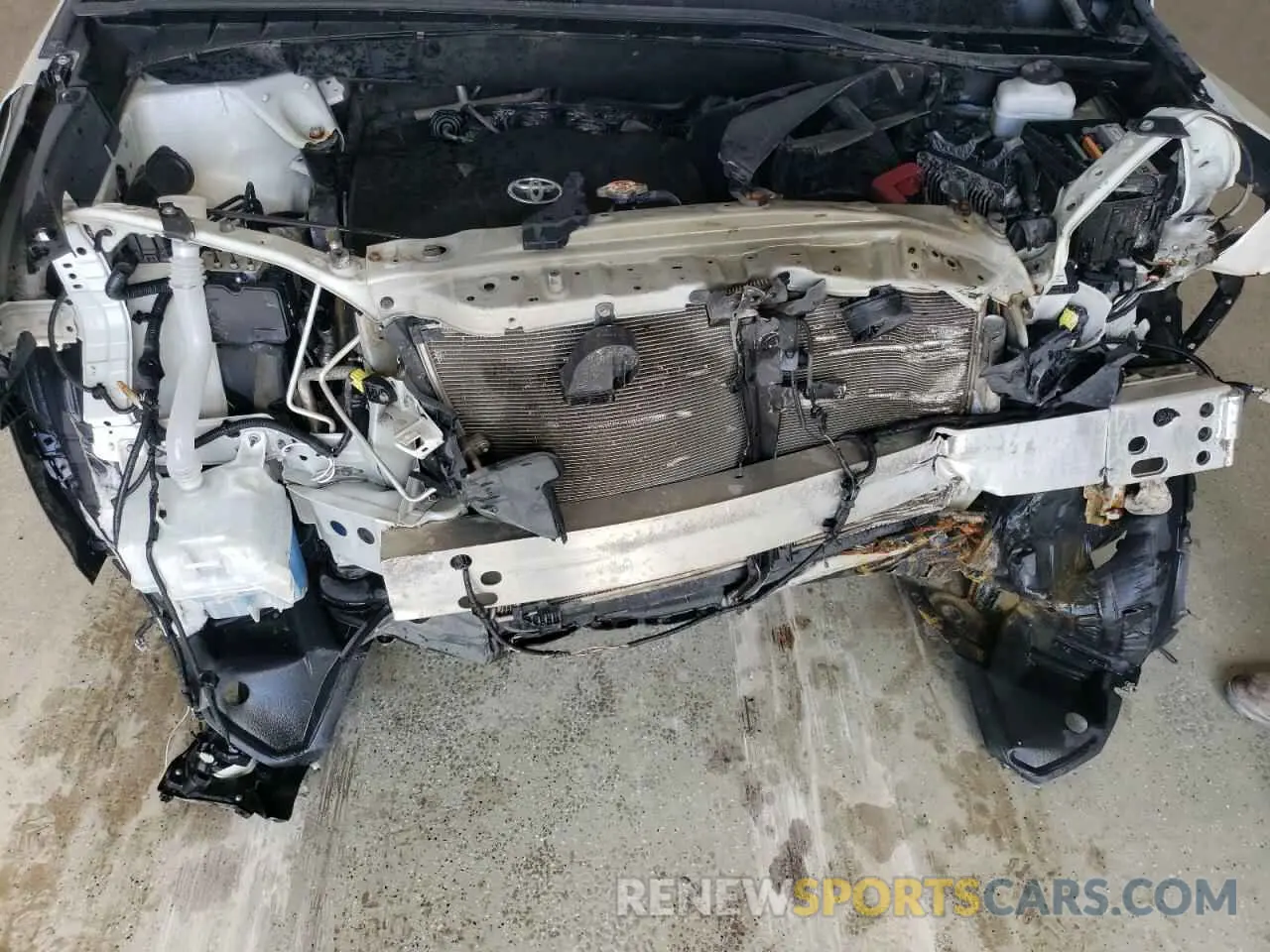 12 Photograph of a damaged car 5TDJZRFH7JS561063 TOYOTA HIGHLANDER 2018