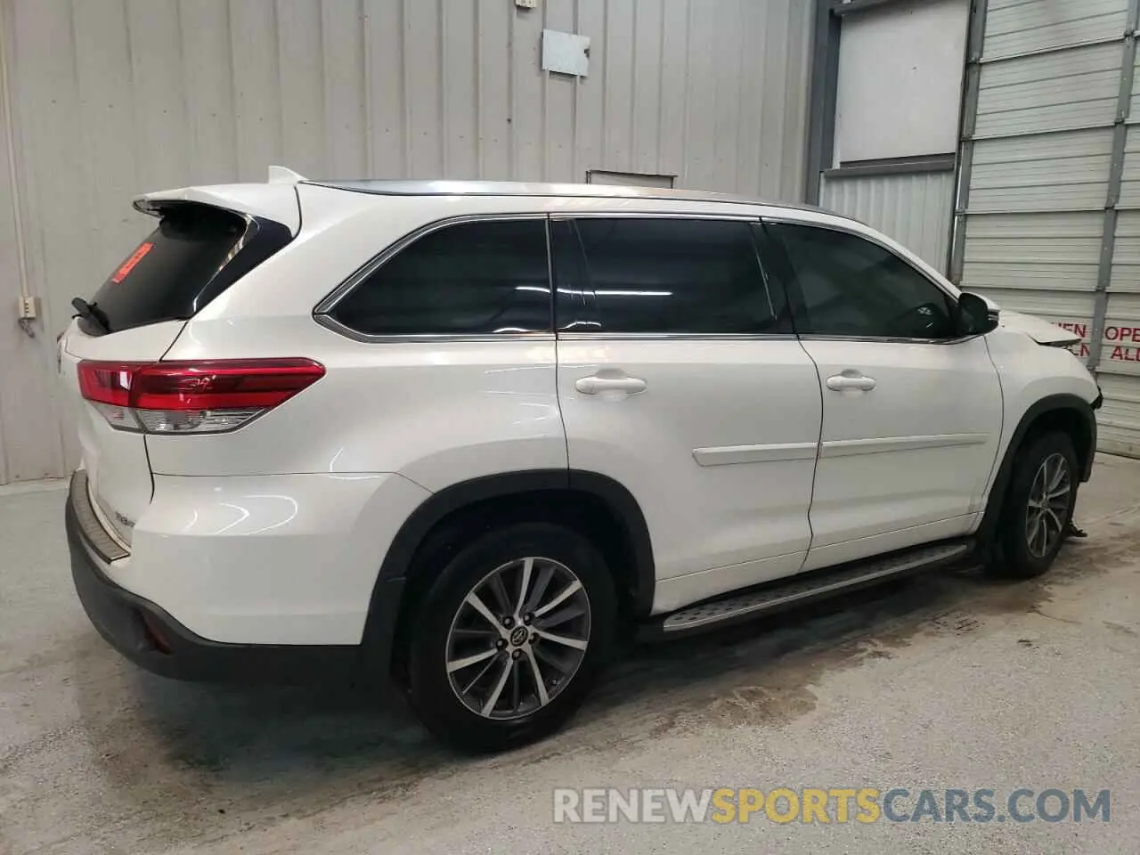 3 Photograph of a damaged car 5TDJZRFH7JS561063 TOYOTA HIGHLANDER 2018