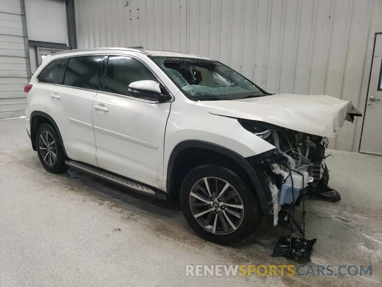 4 Photograph of a damaged car 5TDJZRFH7JS561063 TOYOTA HIGHLANDER 2018
