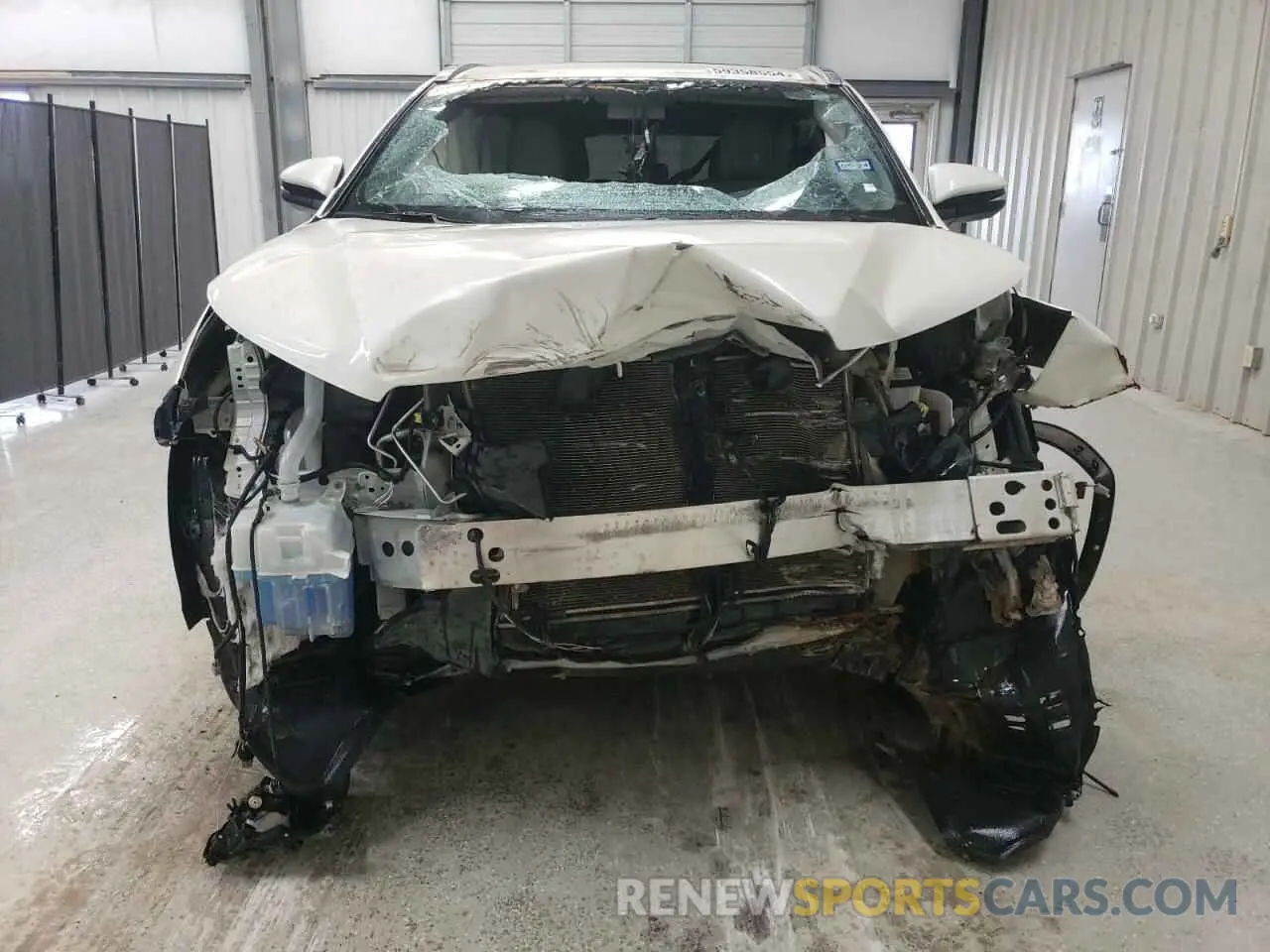 5 Photograph of a damaged car 5TDJZRFH7JS561063 TOYOTA HIGHLANDER 2018