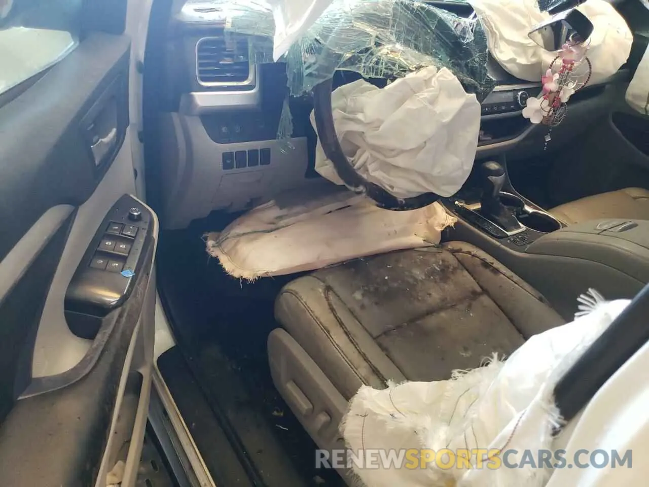 8 Photograph of a damaged car 5TDJZRFH7JS561063 TOYOTA HIGHLANDER 2018