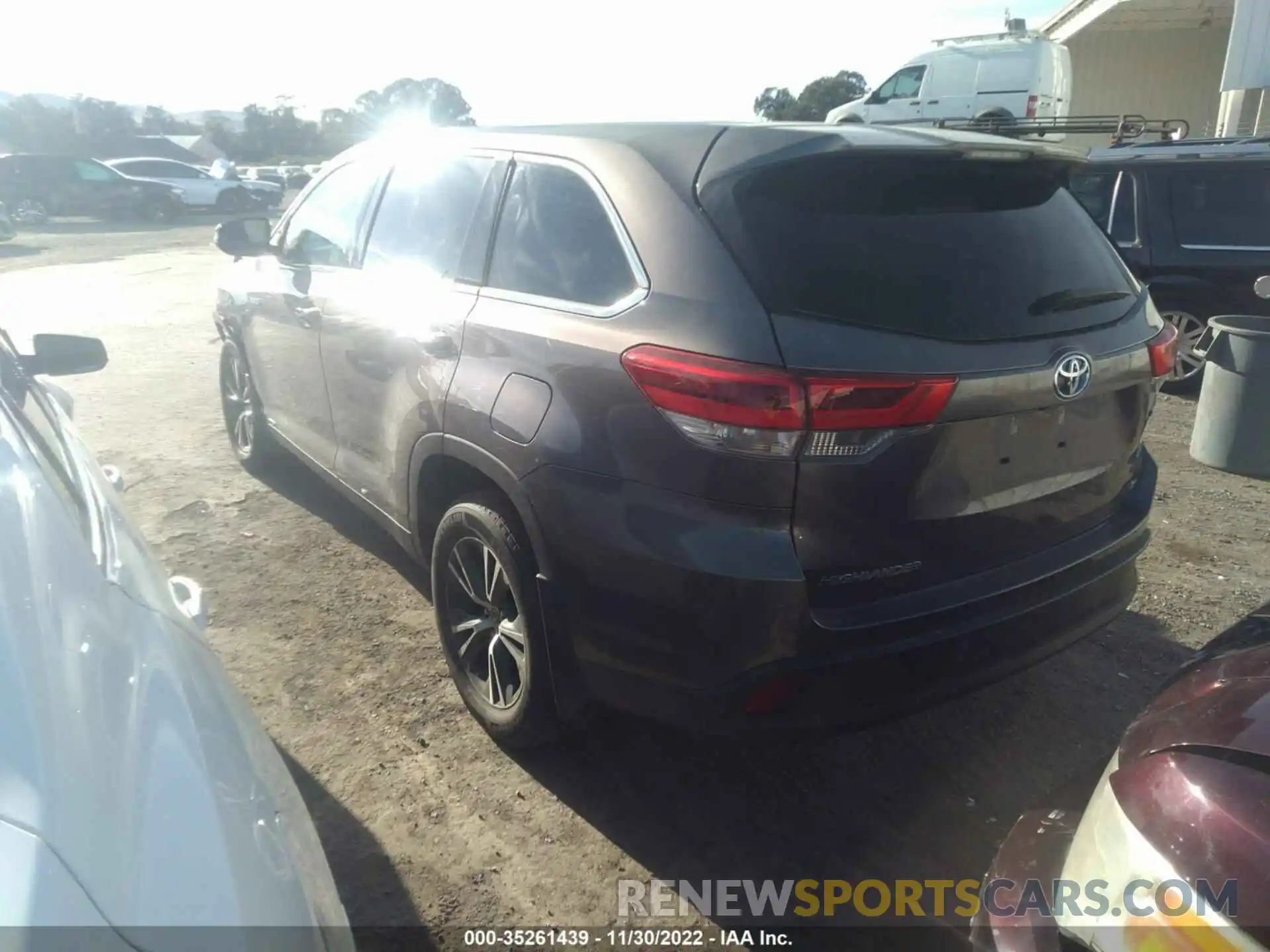 3 Photograph of a damaged car 5TDBGRFH4KS062412 TOYOTA HIGHLANDER 2019