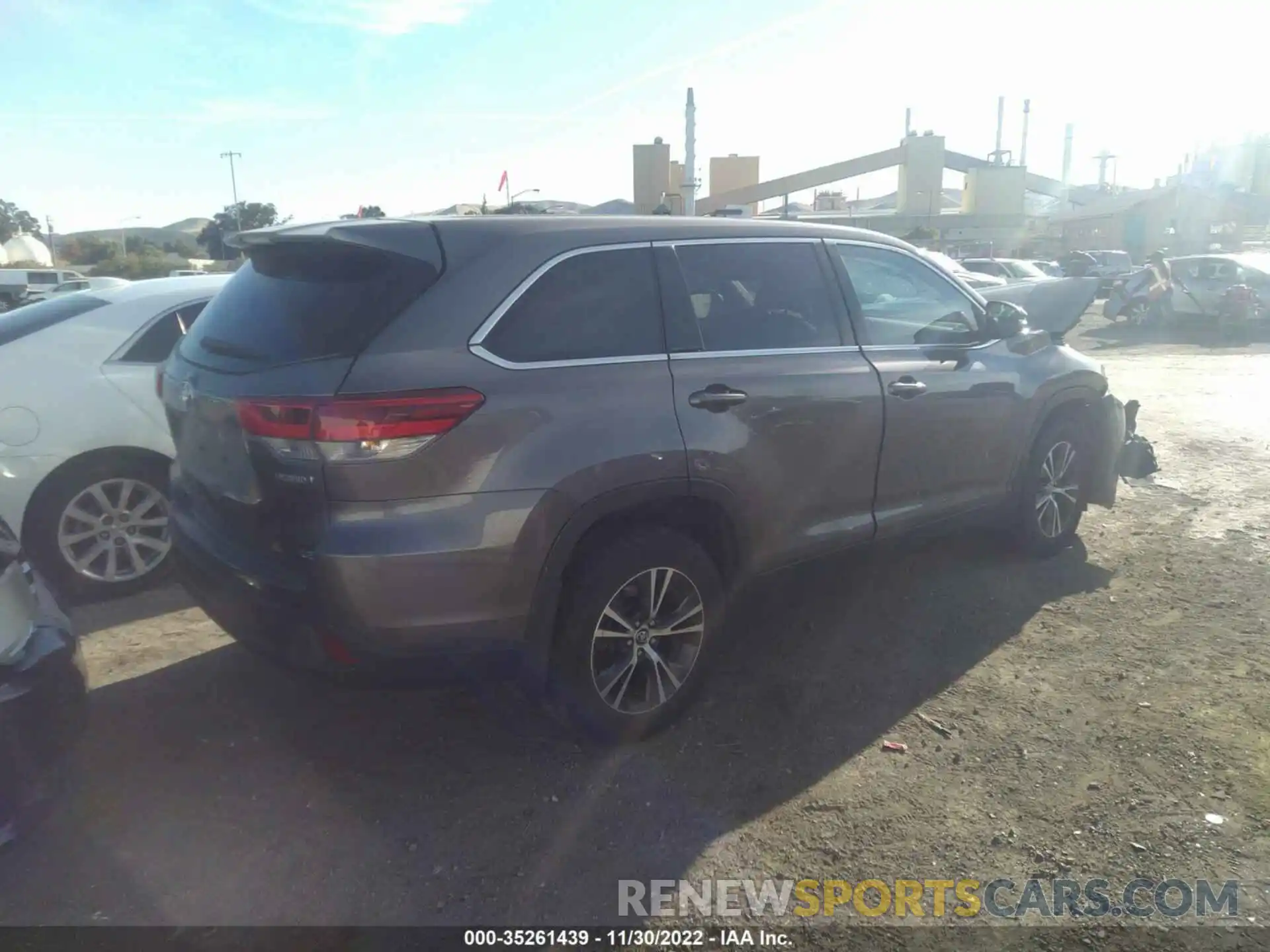 4 Photograph of a damaged car 5TDBGRFH4KS062412 TOYOTA HIGHLANDER 2019