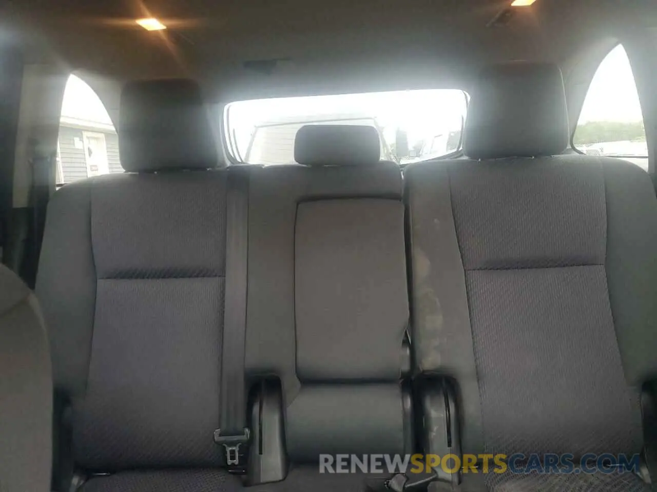 10 Photograph of a damaged car 5TDBGRFH4KS065908 TOYOTA HIGHLANDER 2019