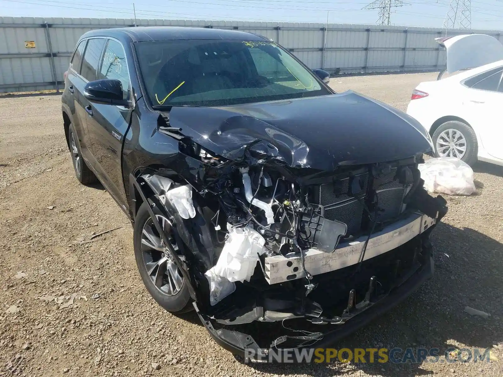 1 Photograph of a damaged car 5TDBGRFH9KS067718 TOYOTA HIGHLANDER 2019