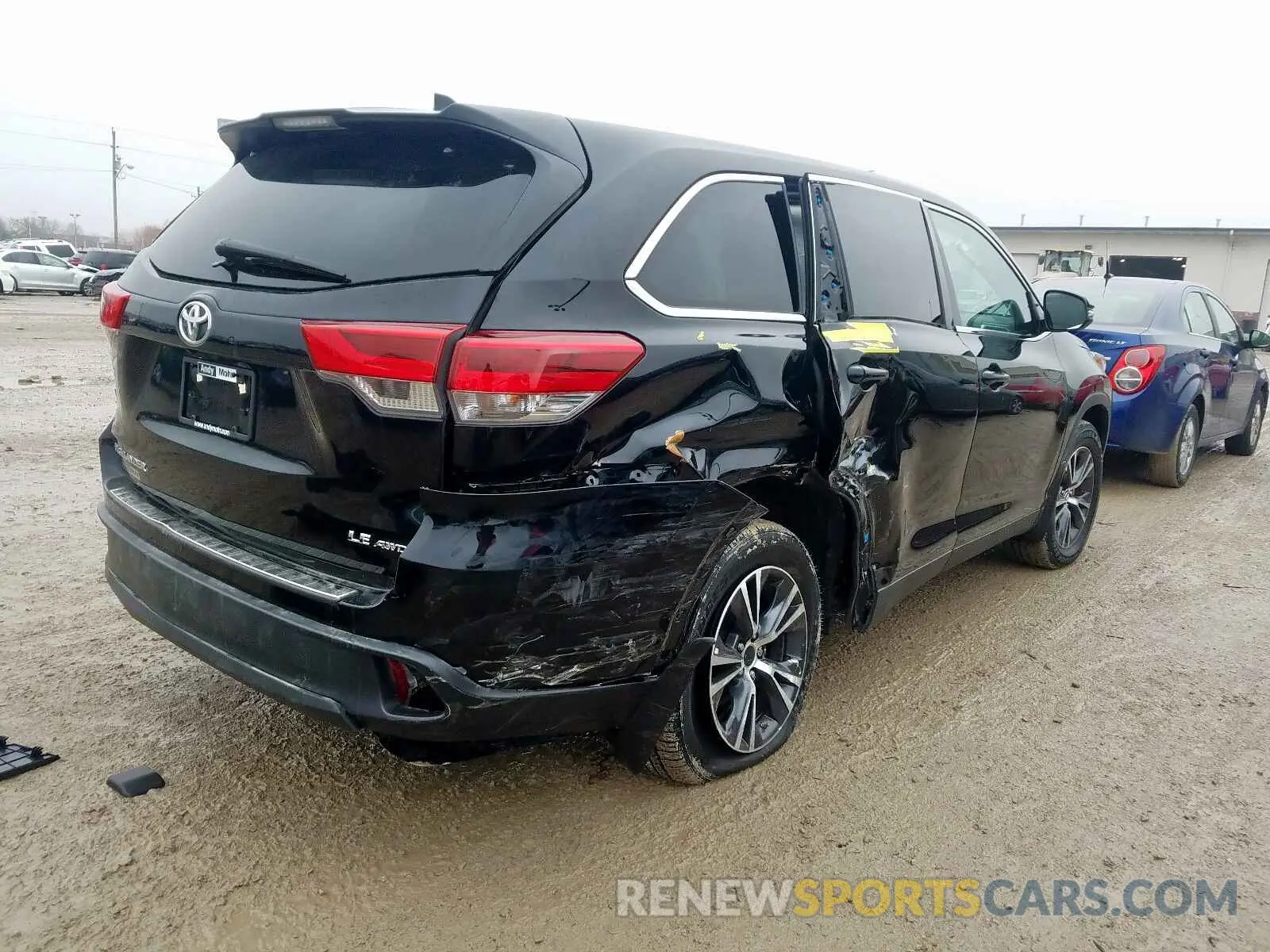 4 Photograph of a damaged car 5TDBZRFH0KS701377 TOYOTA HIGHLANDER 2019