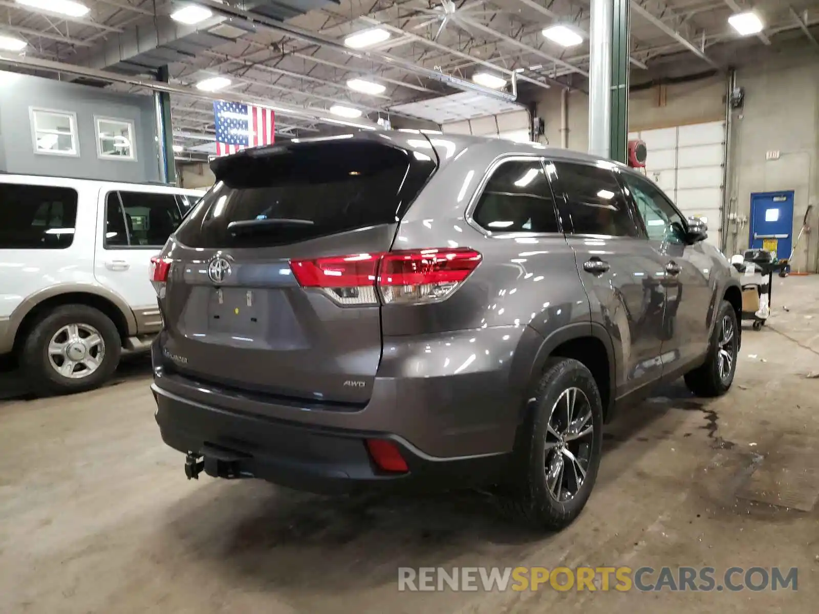 4 Photograph of a damaged car 5TDBZRFH0KS701637 TOYOTA HIGHLANDER 2019