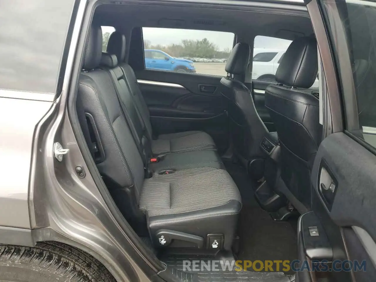 11 Photograph of a damaged car 5TDBZRFH0KS731284 TOYOTA HIGHLANDER 2019