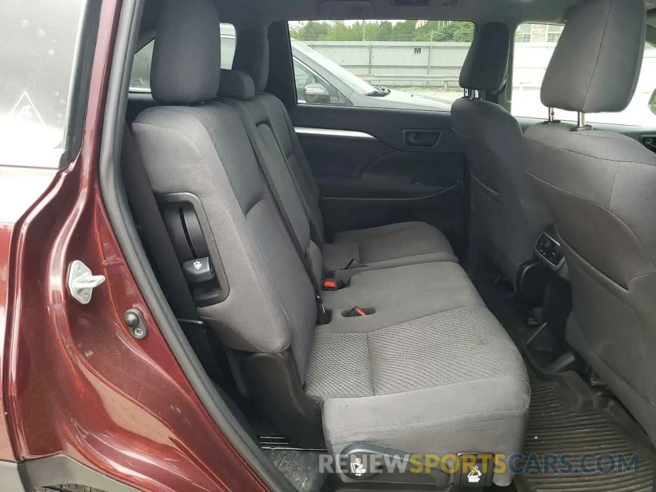 11 Photograph of a damaged car 5TDBZRFH0KS733102 TOYOTA HIGHLANDER 2019