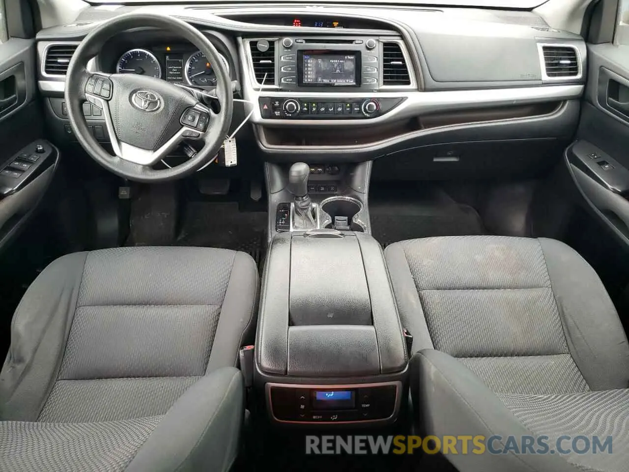 8 Photograph of a damaged car 5TDBZRFH0KS733102 TOYOTA HIGHLANDER 2019
