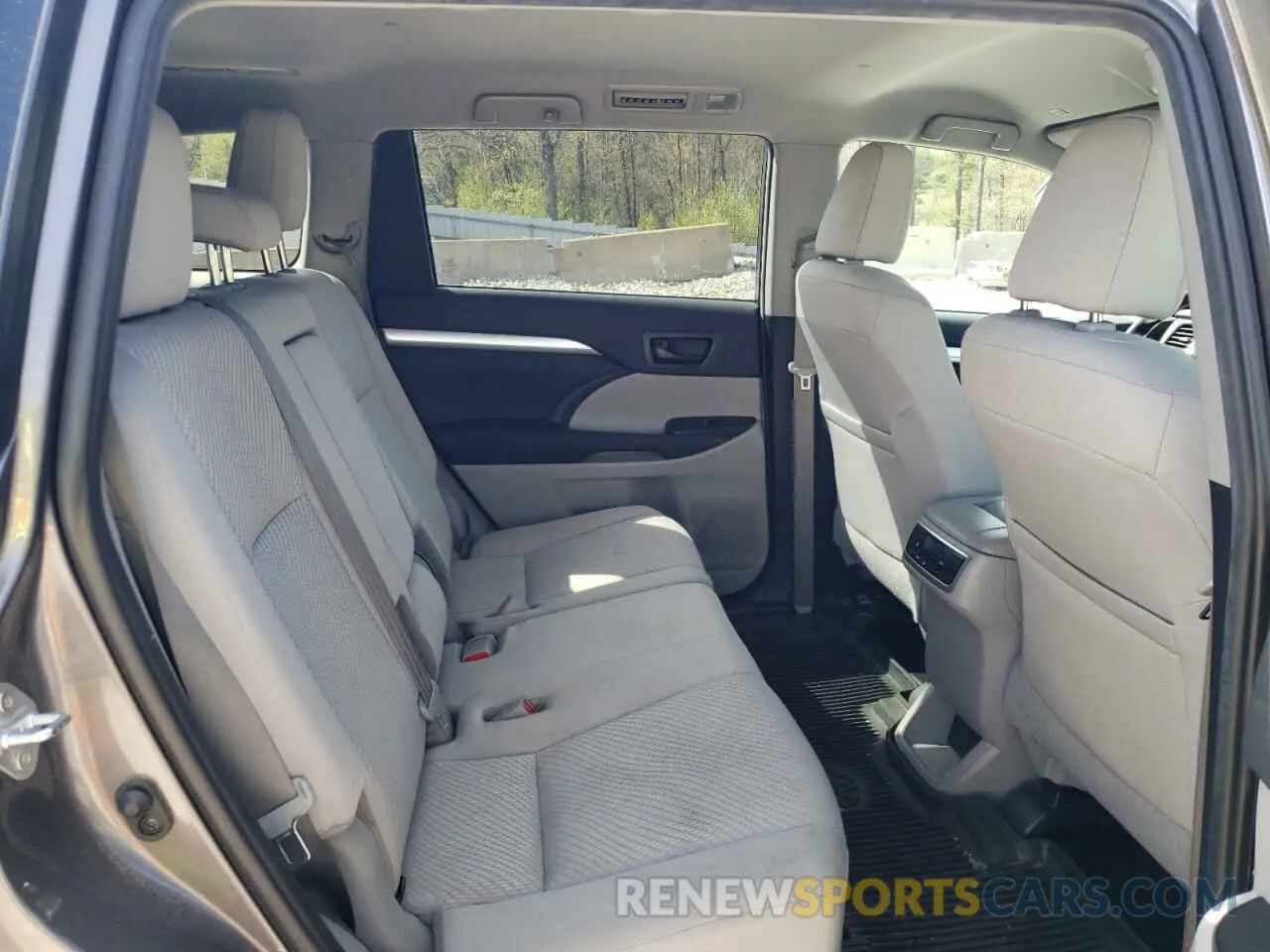 11 Photograph of a damaged car 5TDBZRFH0KS742897 TOYOTA HIGHLANDER 2019
