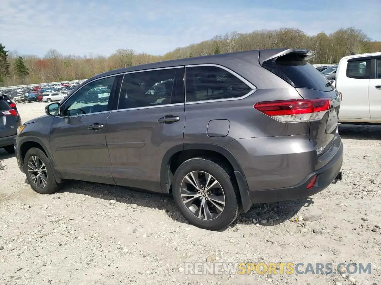 2 Photograph of a damaged car 5TDBZRFH0KS742897 TOYOTA HIGHLANDER 2019