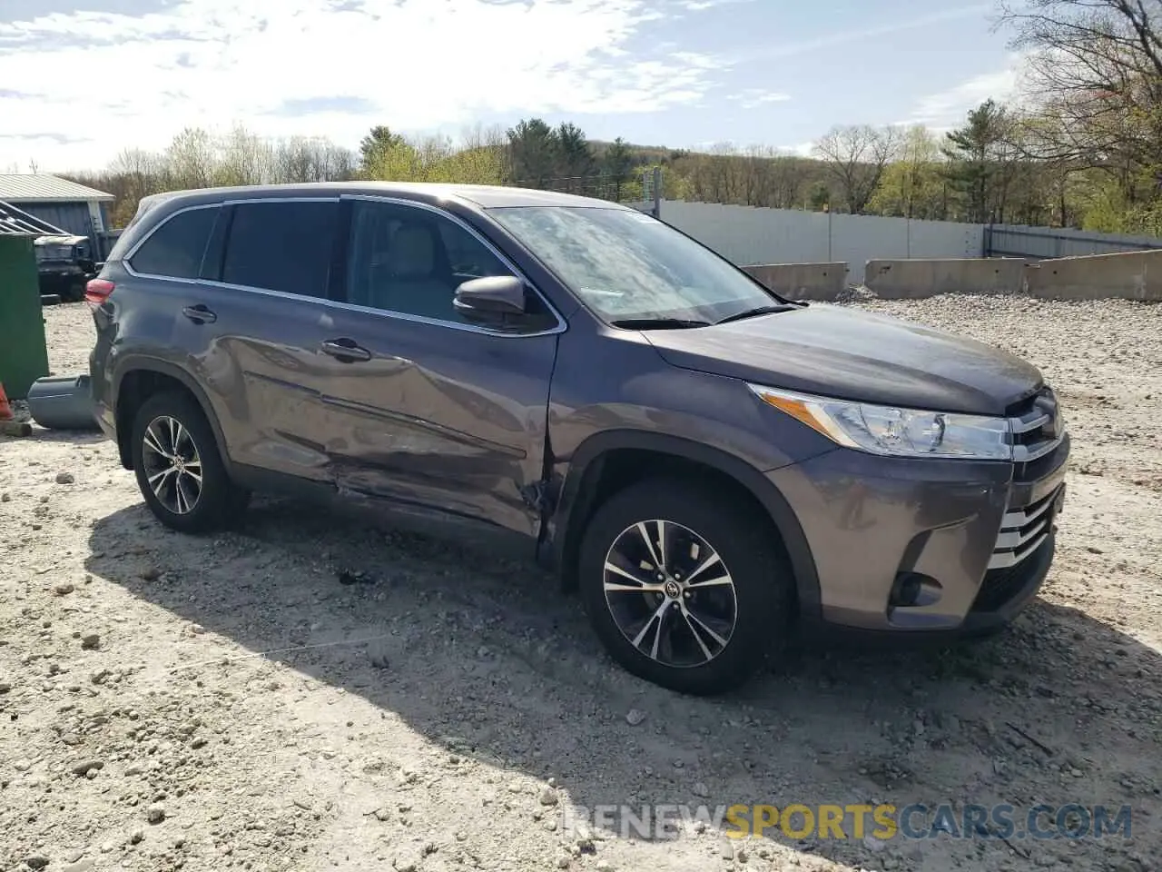 4 Photograph of a damaged car 5TDBZRFH0KS742897 TOYOTA HIGHLANDER 2019