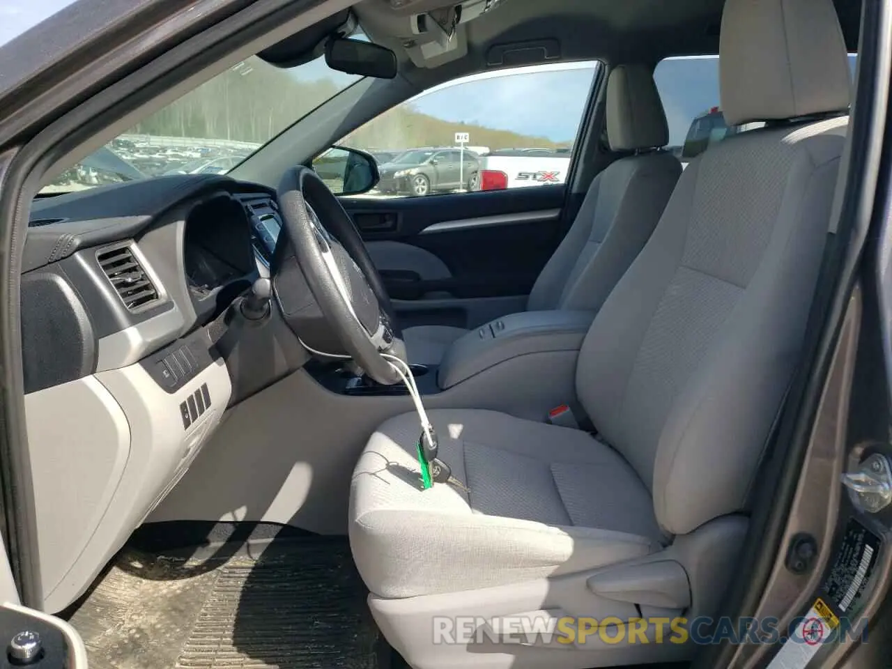 7 Photograph of a damaged car 5TDBZRFH0KS742897 TOYOTA HIGHLANDER 2019